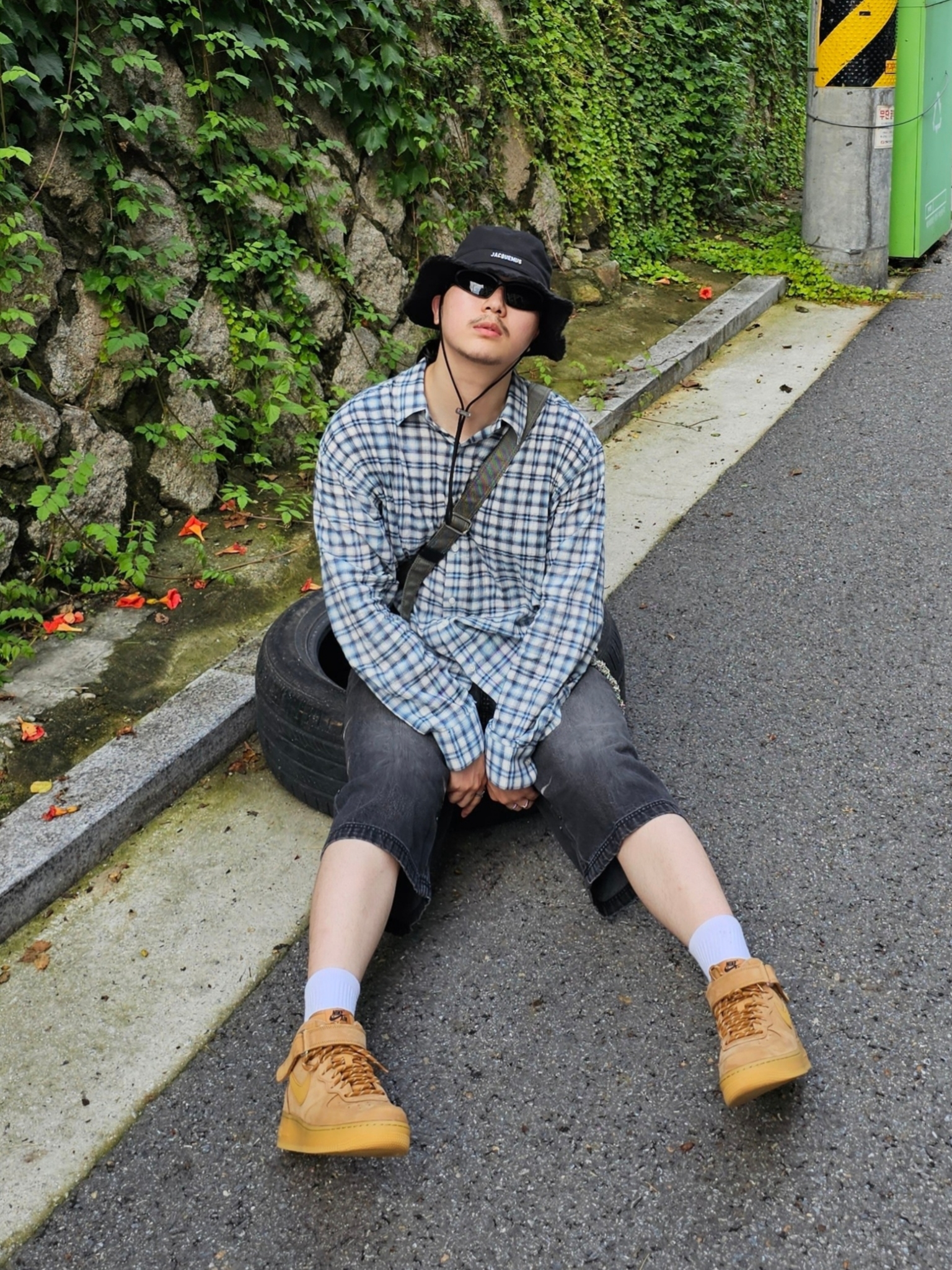 Jacquemus Le Bob Artichaut Bucket Hat Black, Nike Air Force 1 Mid '07 WB Flax 착용 스타일 - 4