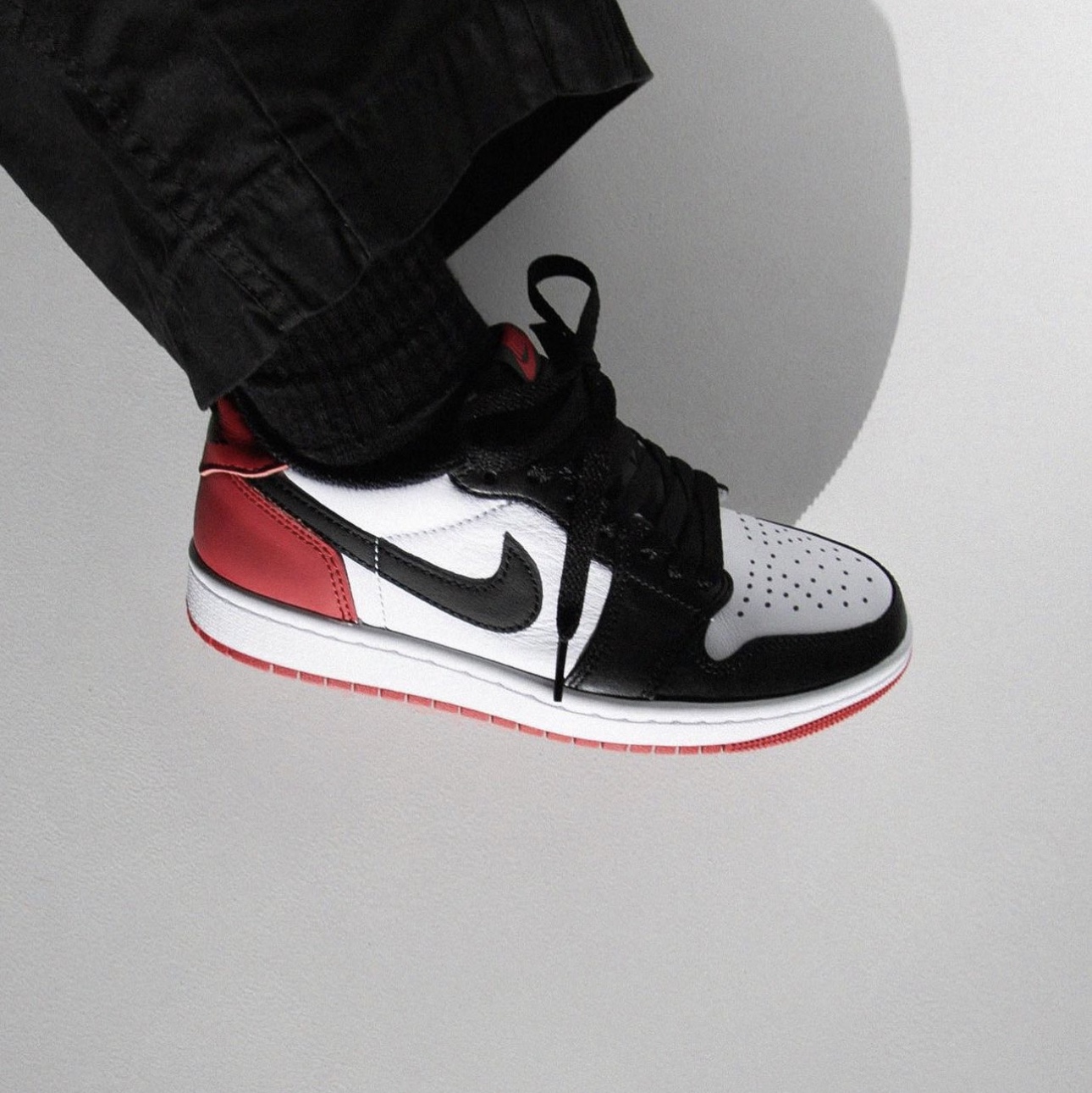 Jordan 1 Retro Low OG Black Toe 착용 스타일 - 5