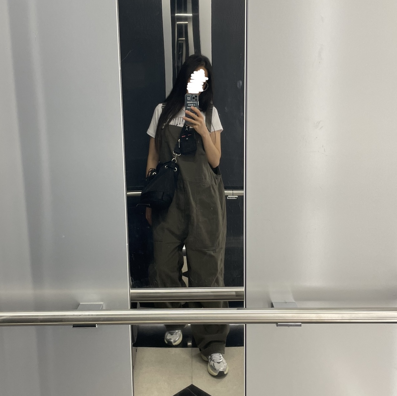 Nike V2K Run Summit White Metallic Silver 착용 스타일 - 2