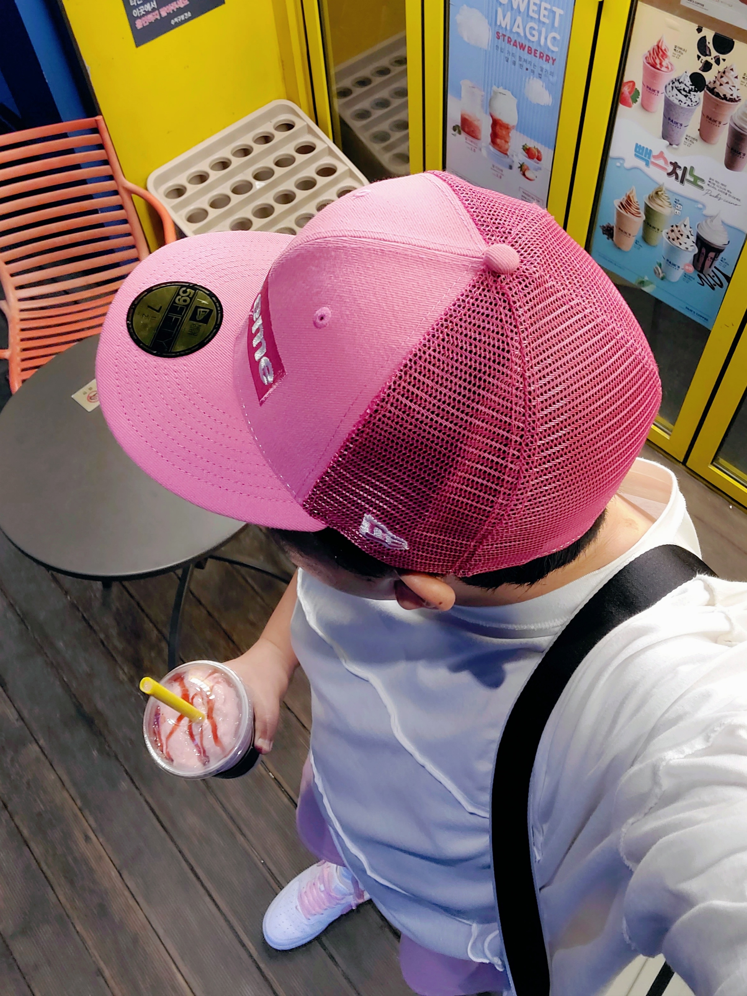 Supreme Box Logo Mesh Back New Era Pink - 22SS, Nike Air Force 1 Low Retro Color of the Month White Pink 착용 스타일