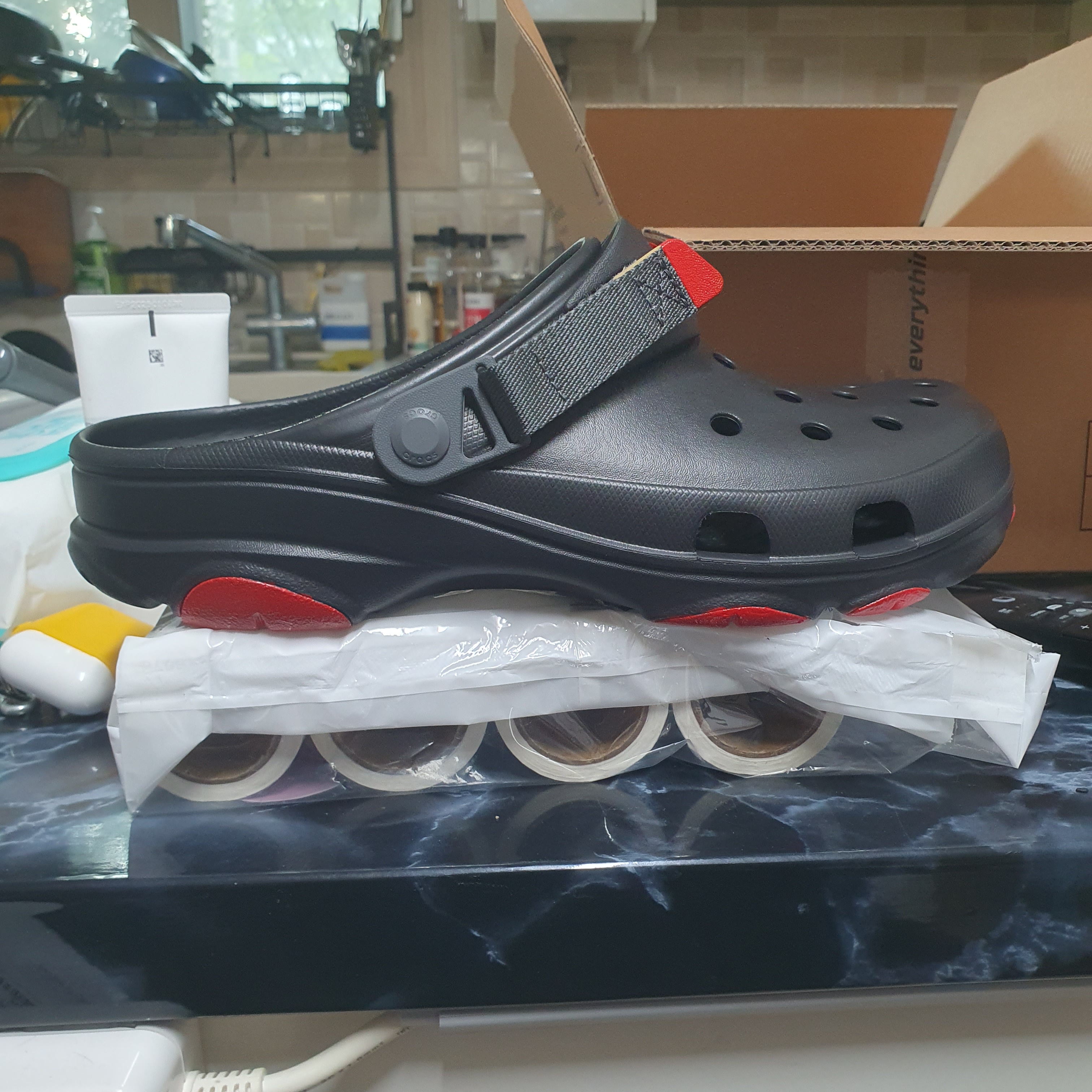 Crocs All Terrain Clog Black 착용 스타일 - 3