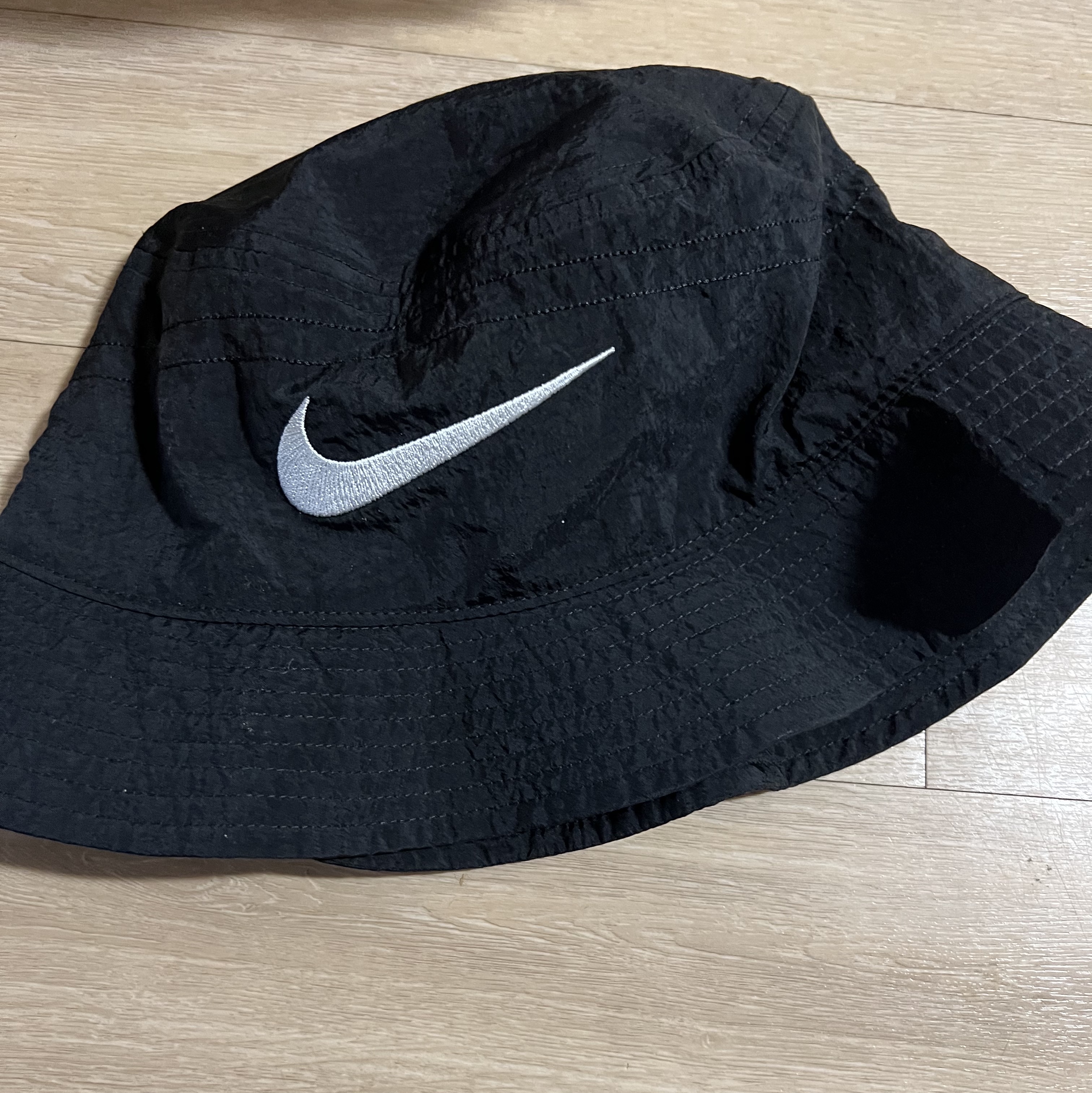 Nike x Stussy Bucket Hat Black 착용 스타일 - 2