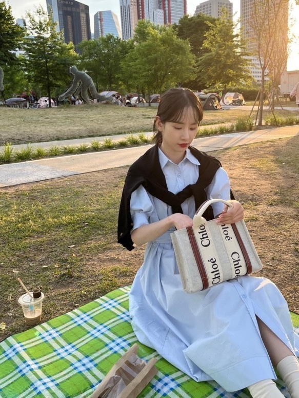 Chloe Woody Medium Tote Bag White Brown 착용 스타일