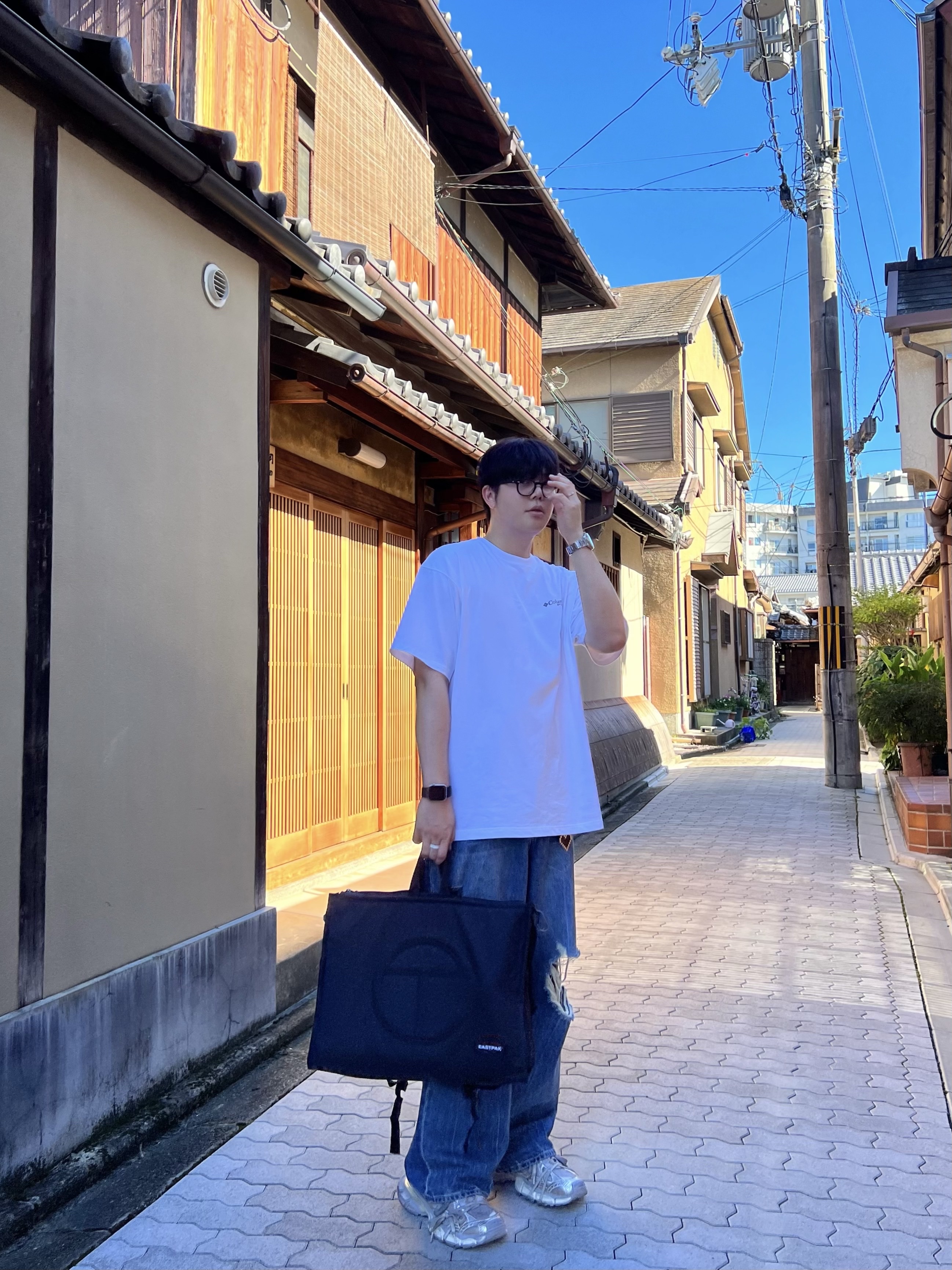Balenciaga 3XL Sneakers Light Beige, Telfar x Eastpak Large Shopper Black 착용 스타일