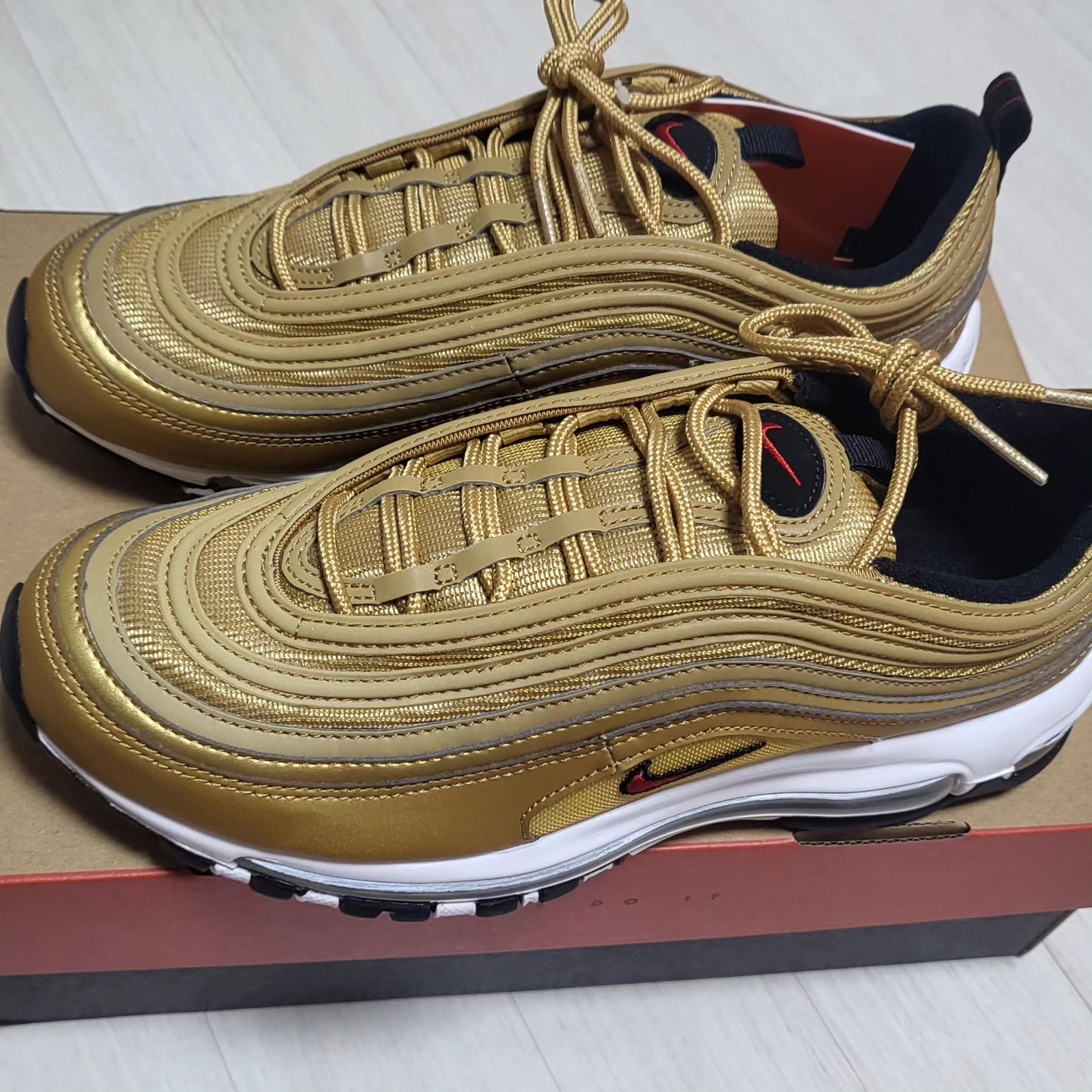Nike Air Max 97 OG Metallic Gold 2023 착용 스타일 - 5