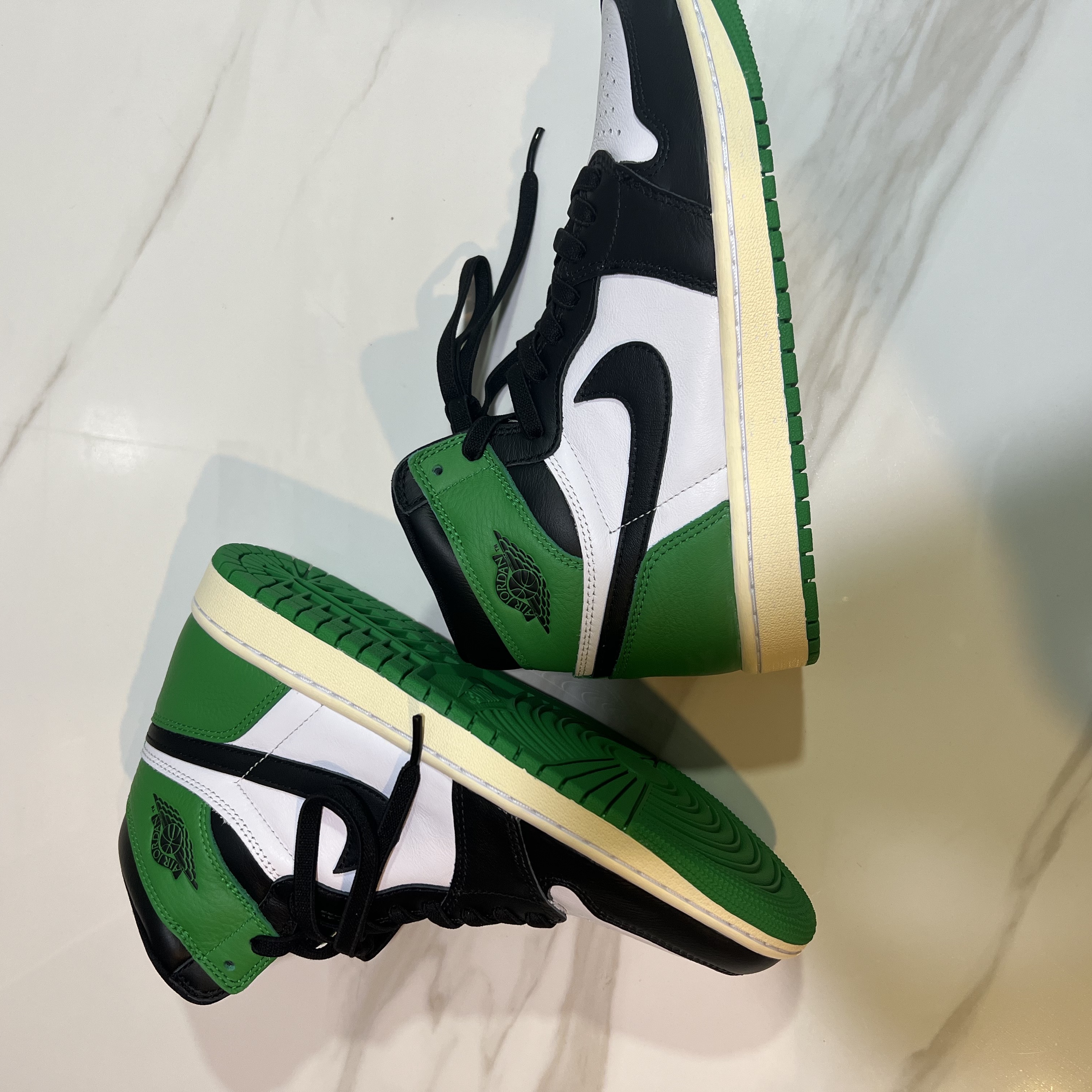 Jordan 1 Retro High OG Black and Lucky Green 착용 스타일 - 1