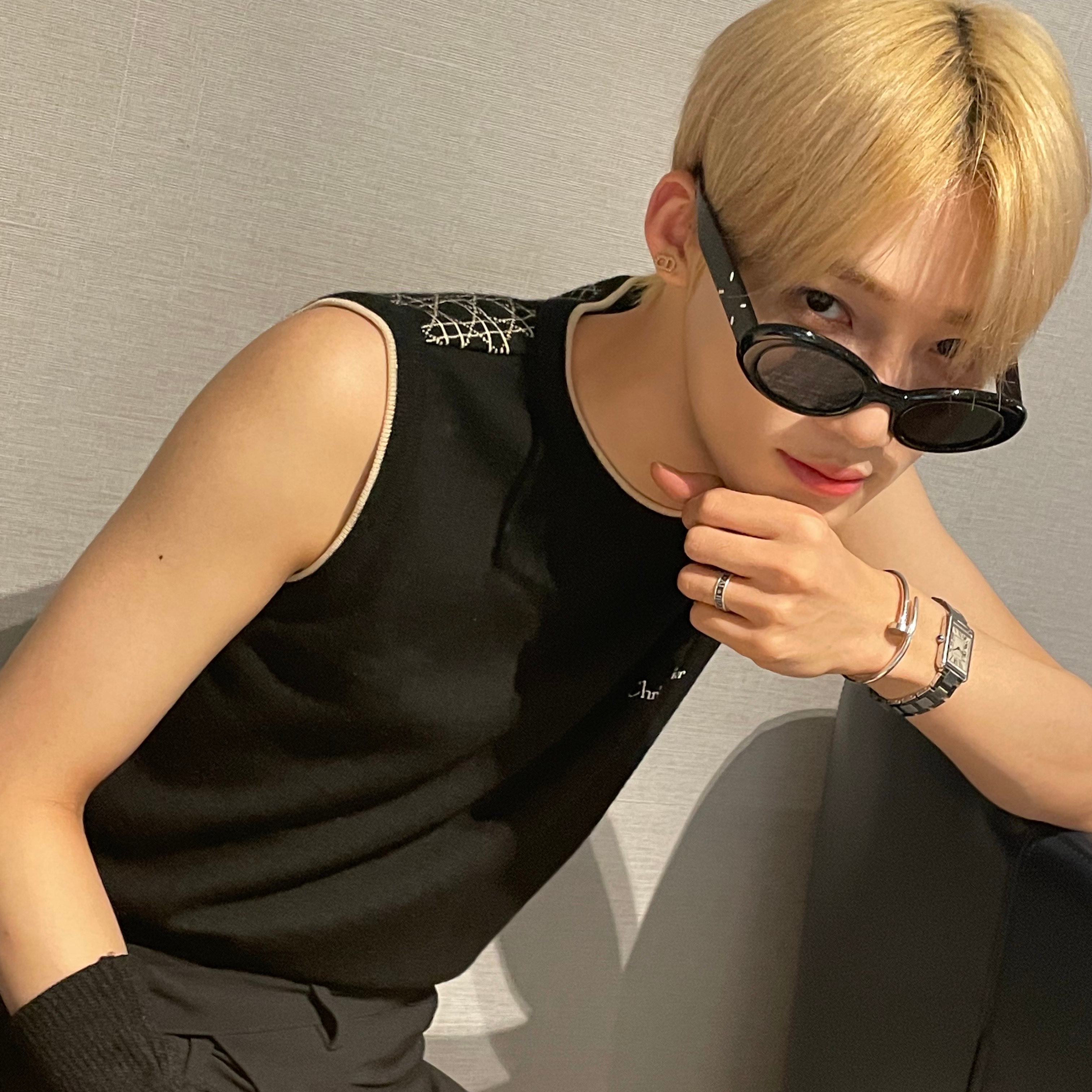 Gentle Monster x Maison Margiela MM005 Black Black, (W) Dior Petit CD Stud Earrings Gold Finish Metal 착용 스타일 - 2
