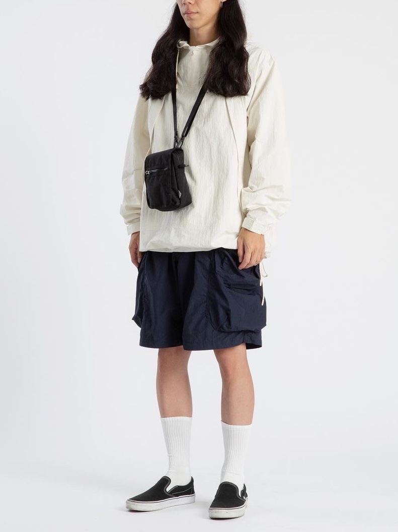 Found Pocket Feather Sacoche Bag Charcoal 착용 스타일