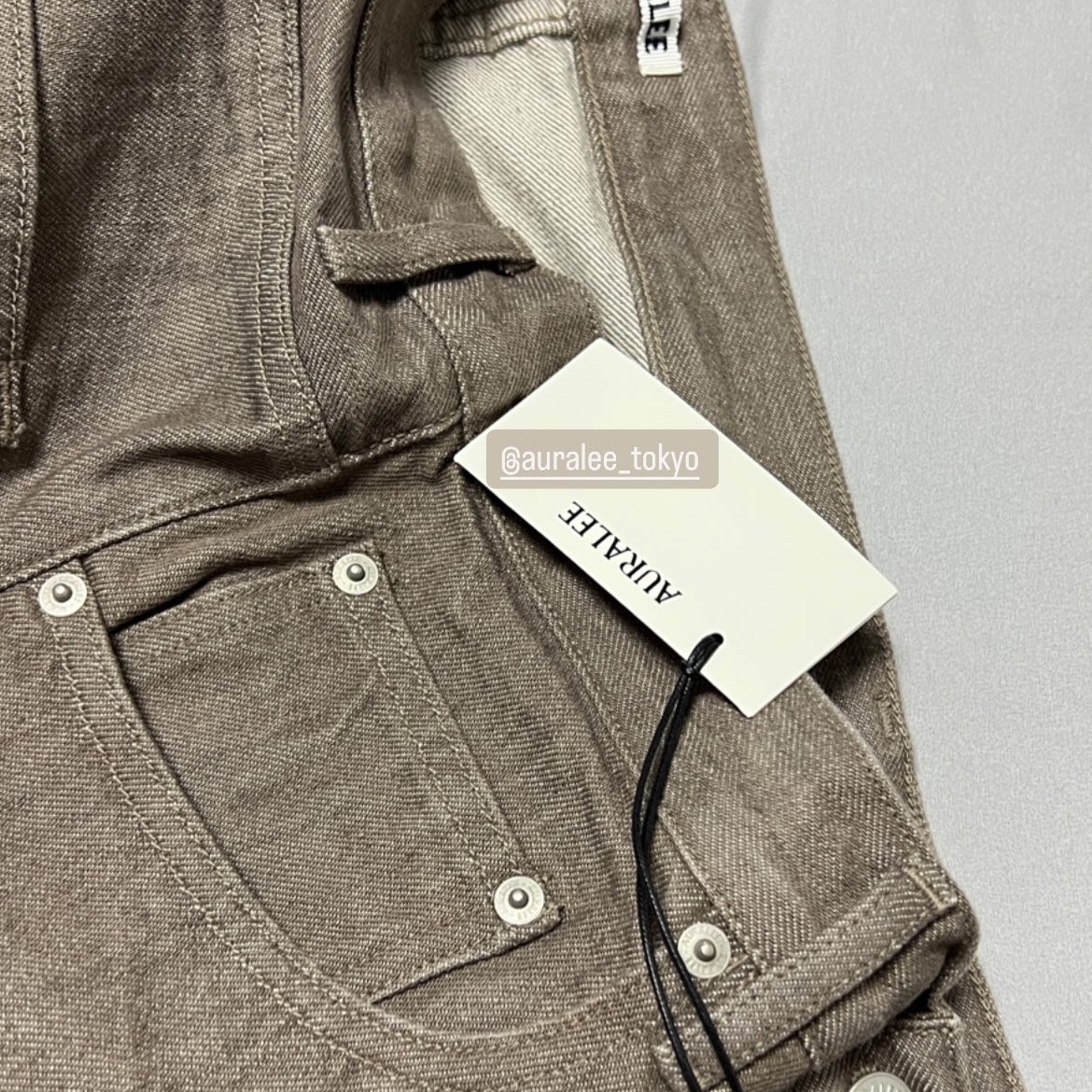 Auralee Hard Twist Faded Brown Denim Wide Pants Mocha Brown - 22SS 착용 스타일 - 1
