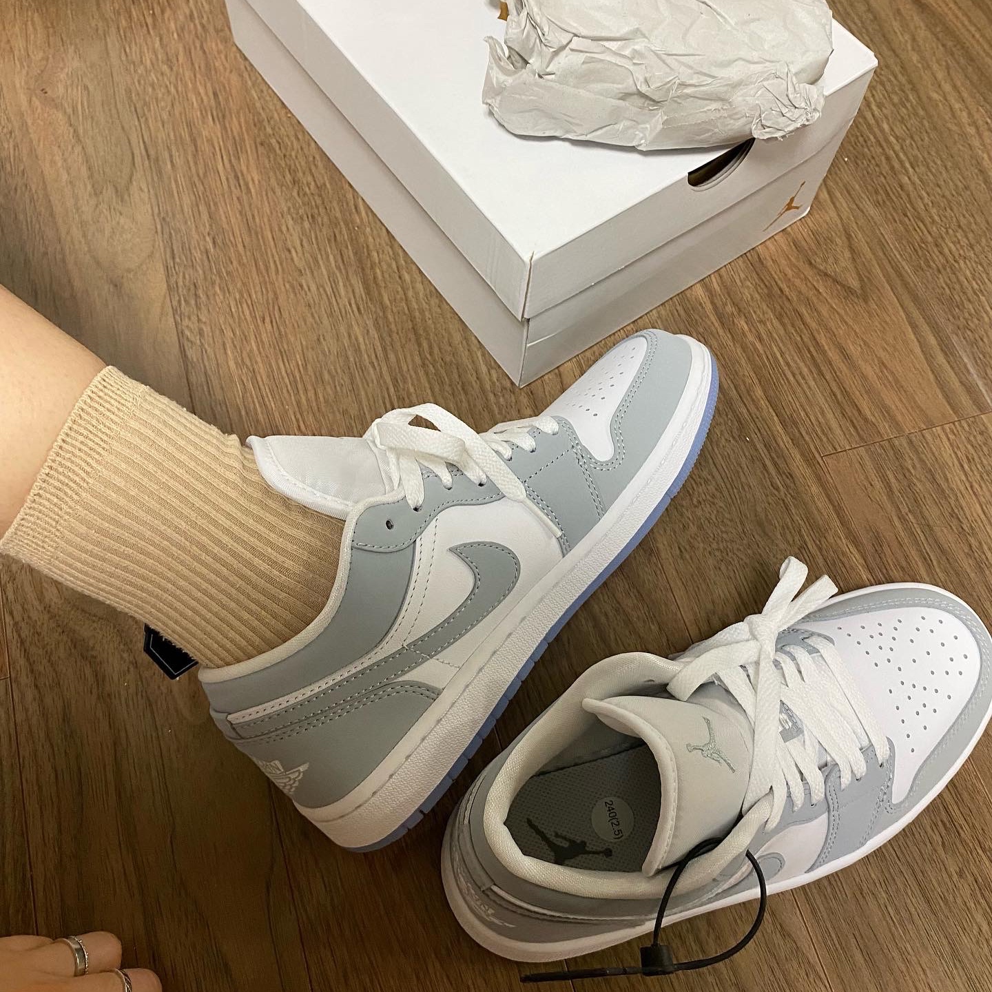 (W) Jordan 1 Low White Wolf Grey 착용 스타일 - 3