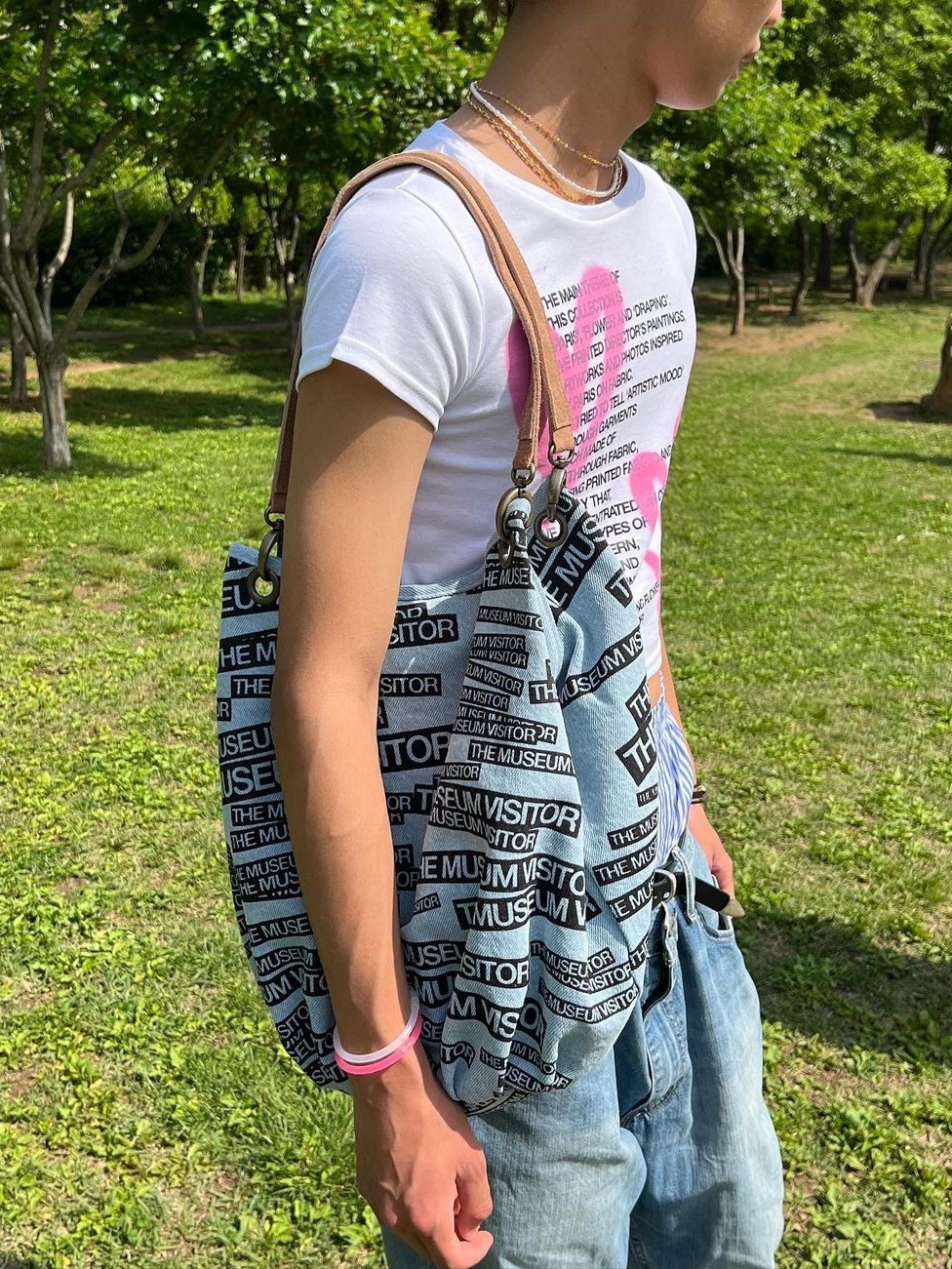 The Museum Visitor Logo Printed Leather Strap Totebag Light Blue, The Museum Visitor Logo Printed Totebag Washed Blue 착용 스타일 - 2