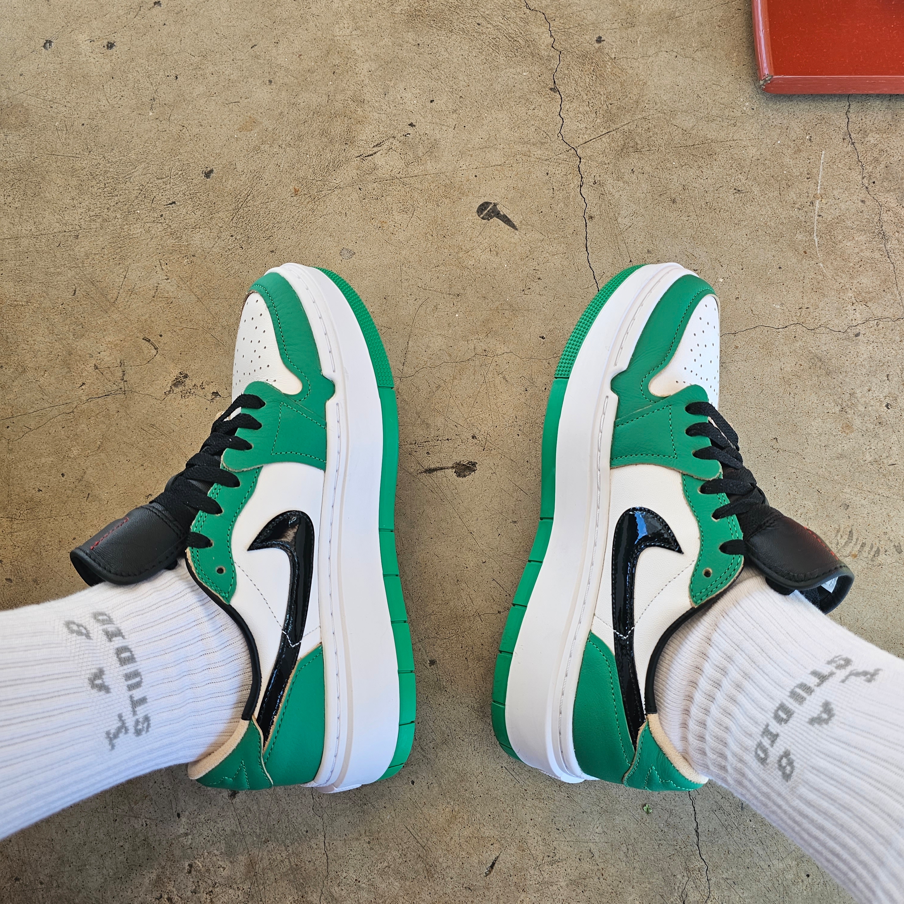 (W) Jordan 1 Elevate Low SE Lucky Green, IAB Studio Socks White Set 착용 스타일