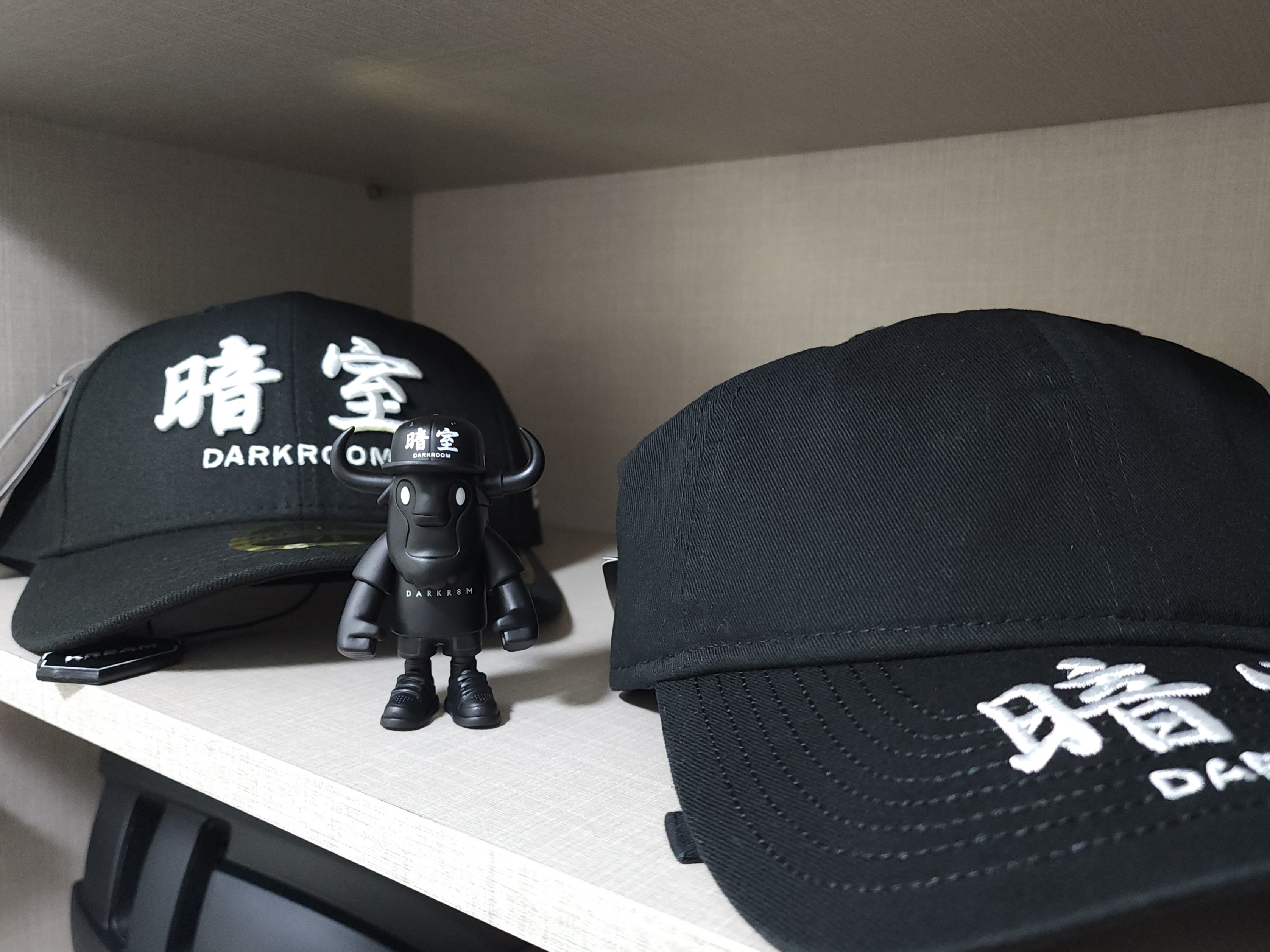 Darkr8m Studio x New Era FFALO Figure Black, Darkr8m Studio x New Era Unstructured Ball Cap Black 착용 스타일 - 2