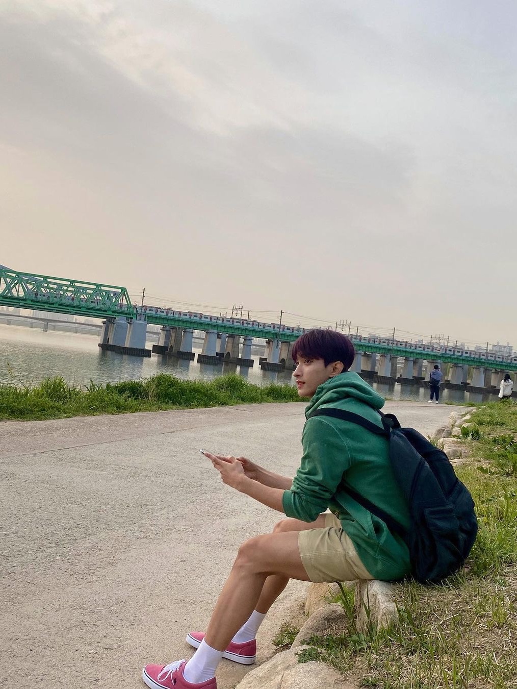 Found Pocket Feather Backpack Charcoal 착용 스타일 - 2