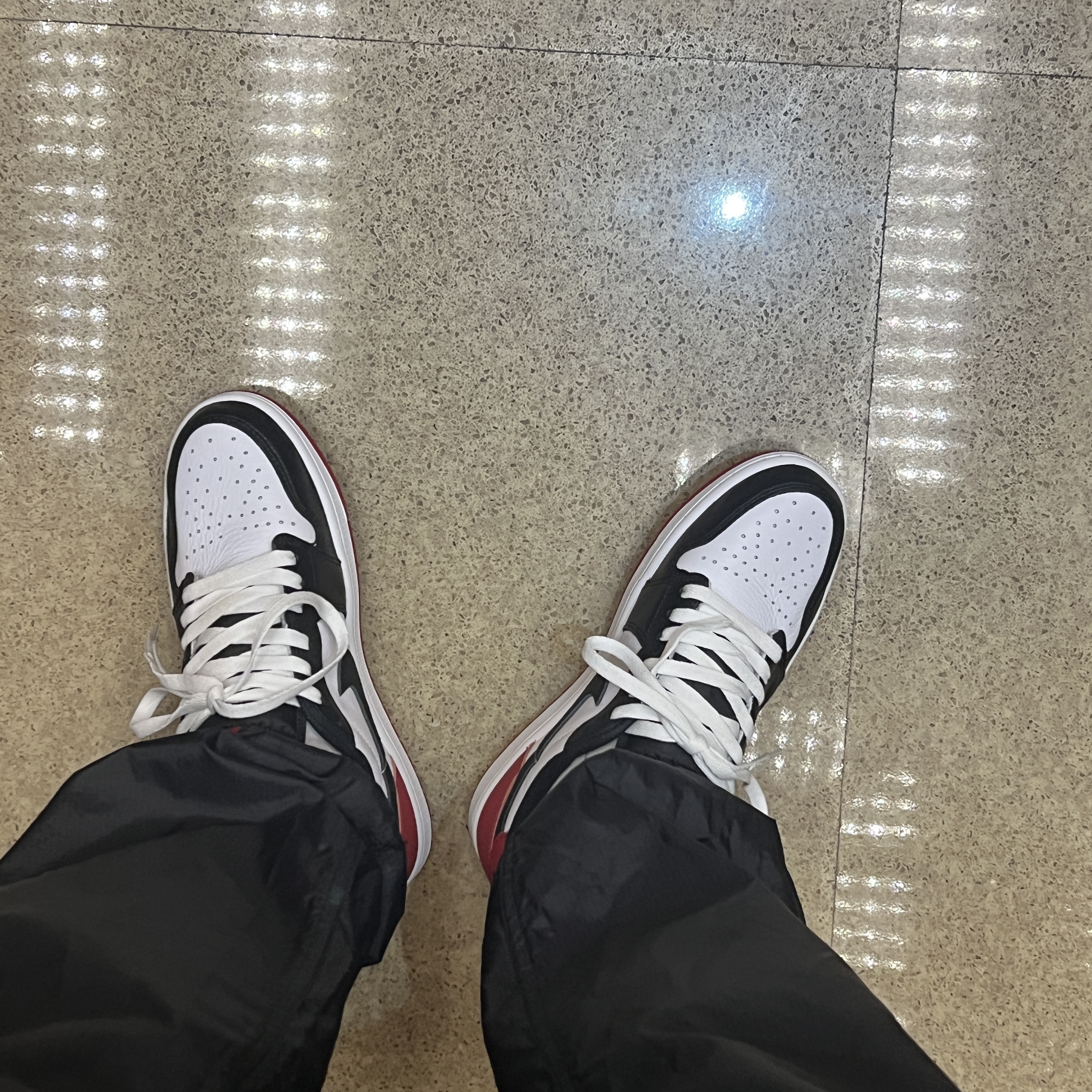 Jordan 1 Retro Low OG Black Toe 착용 스타일 - 2