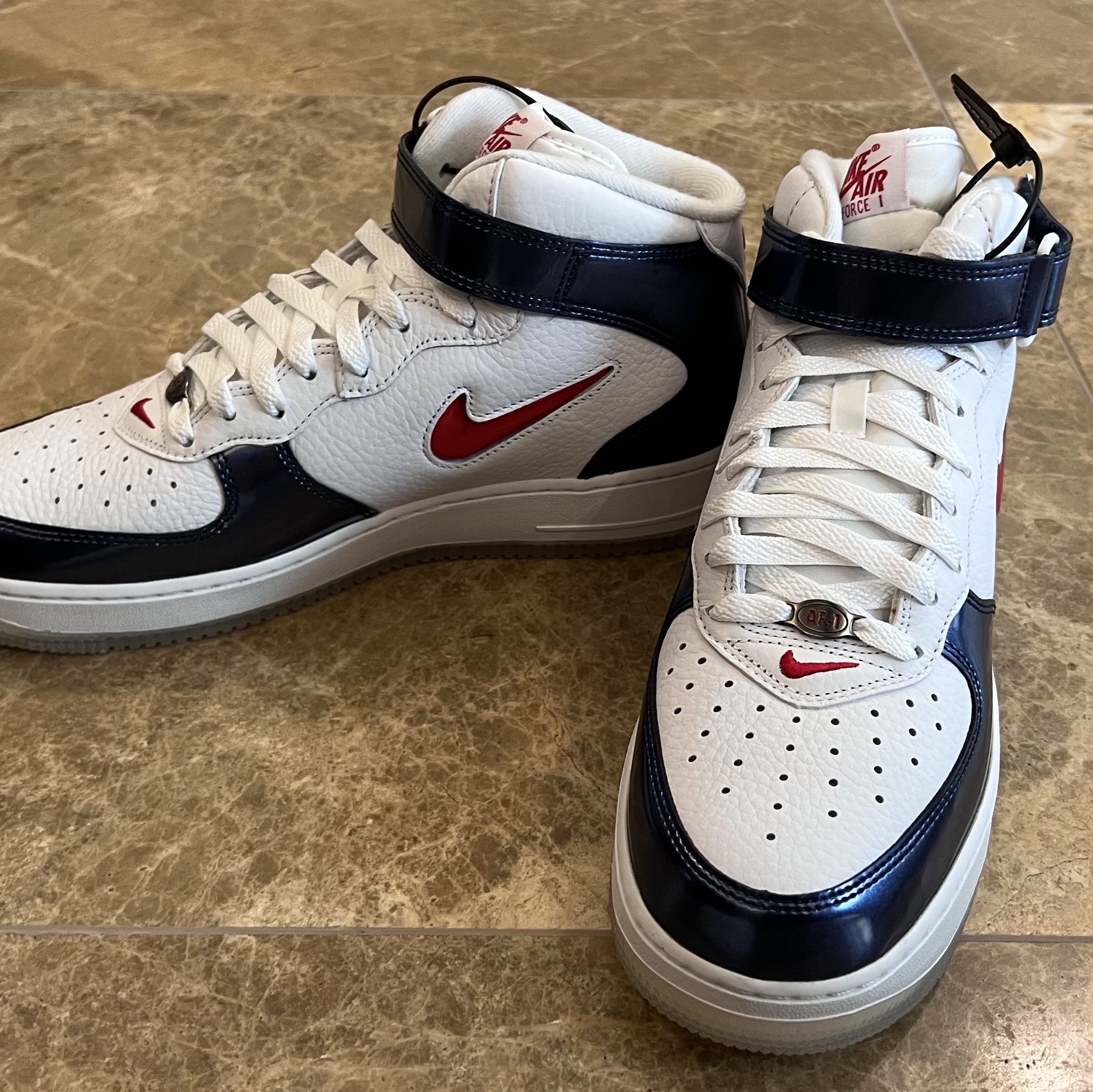 Nike Air Force 1 Mid QS University Red and Midnight Navy 착용 스타일 - 1