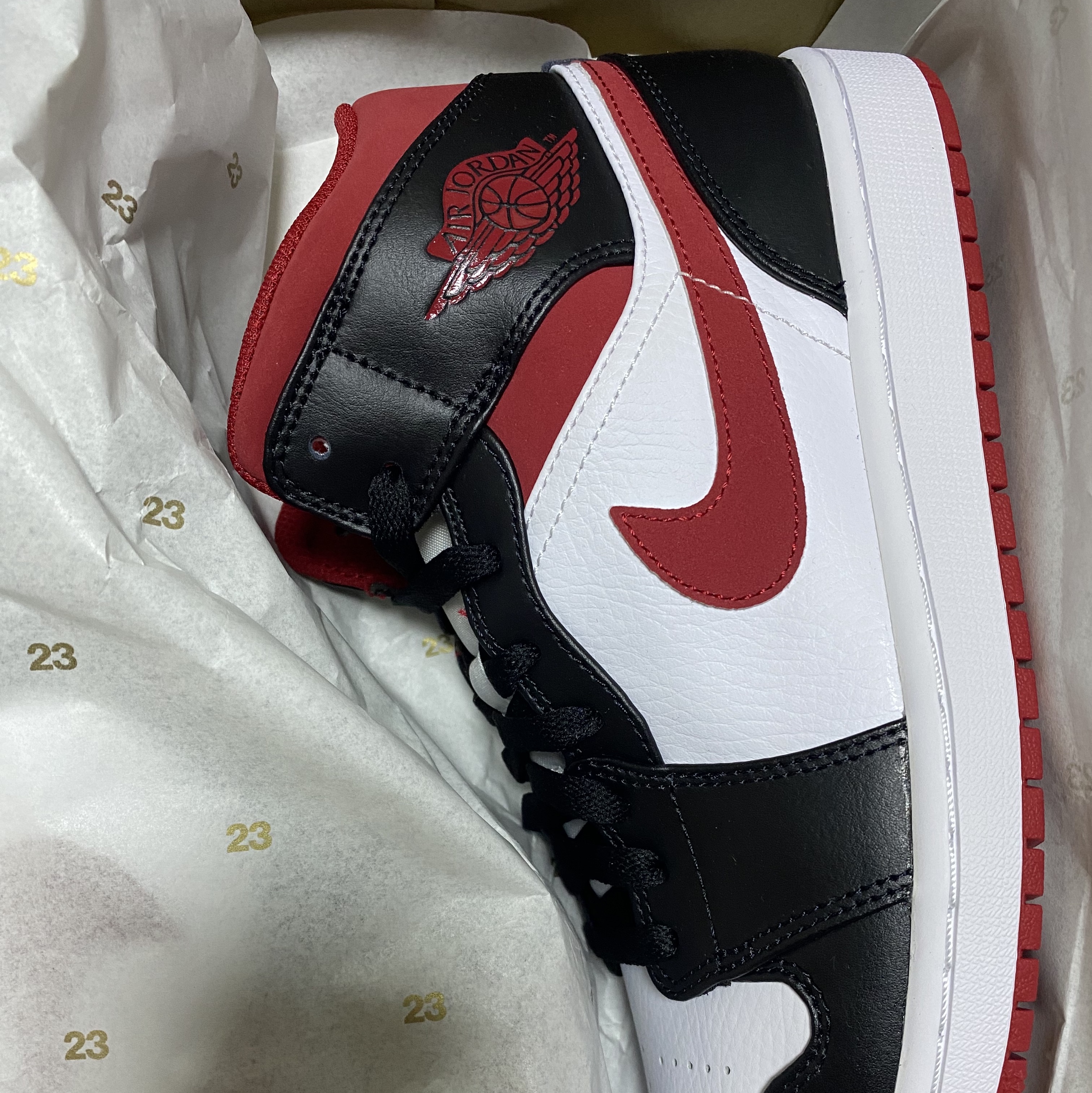 Jordan 1 Mid Gym Red Black White 착용 스타일