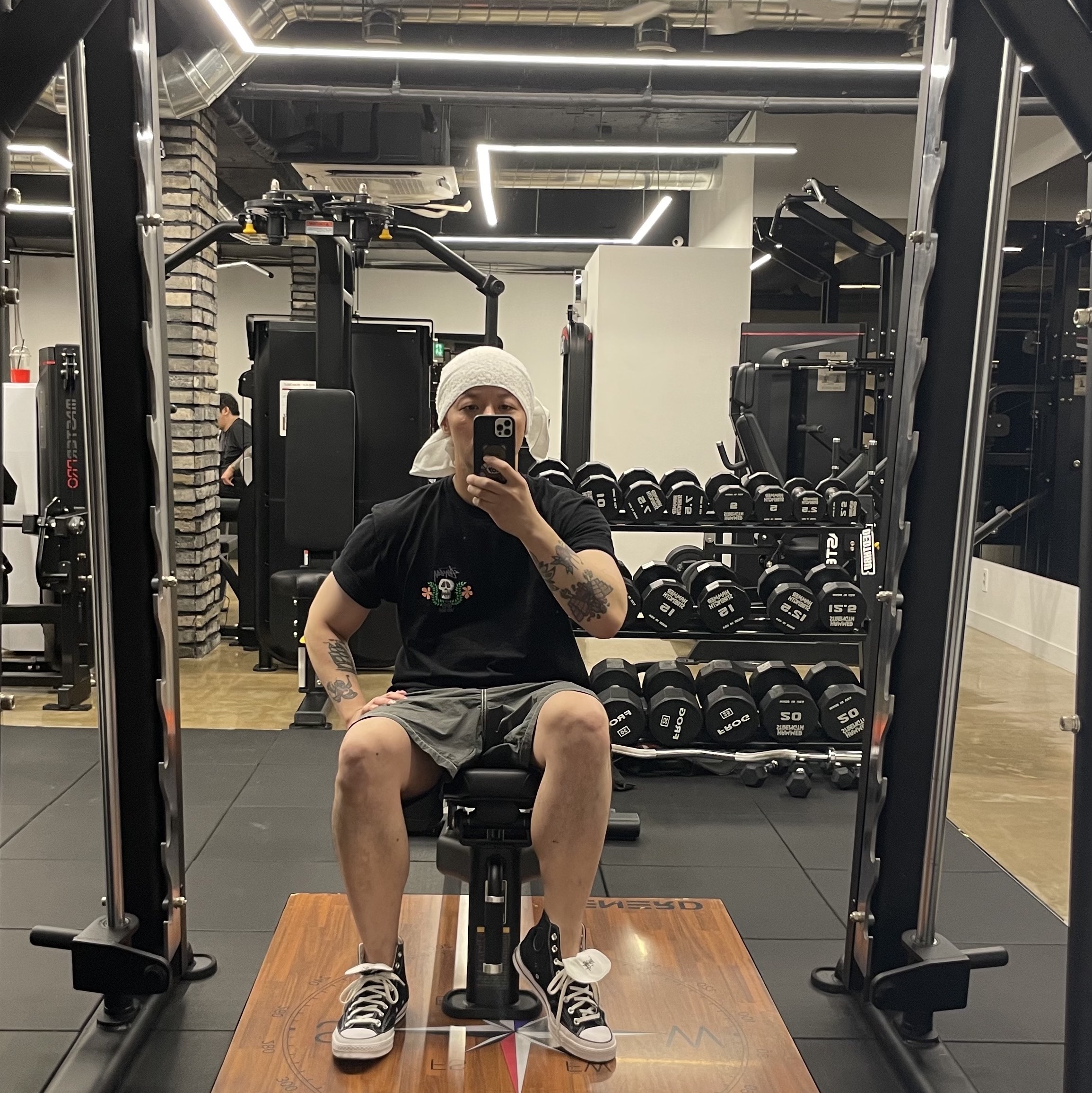 Stussy Skull Crest T-Shirt Black, Stussy Big Stock Nylon Shorts Charcoal 착용 스타일 - 2