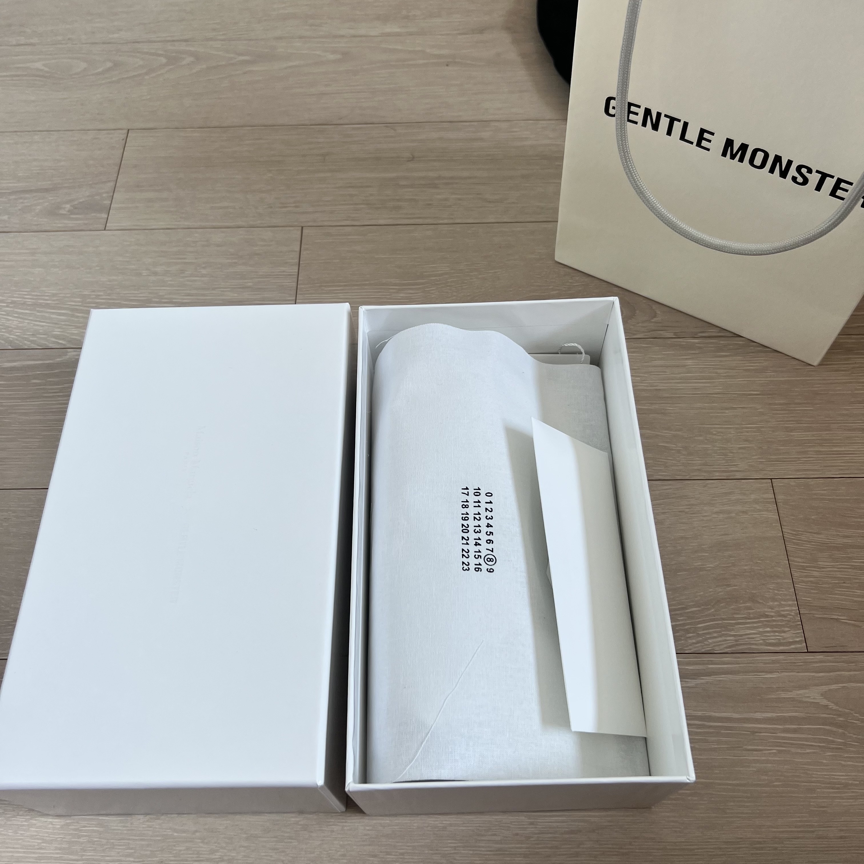 Gentle Monster x Maison Margiela MM005 Black Black 착용 스타일 - 3