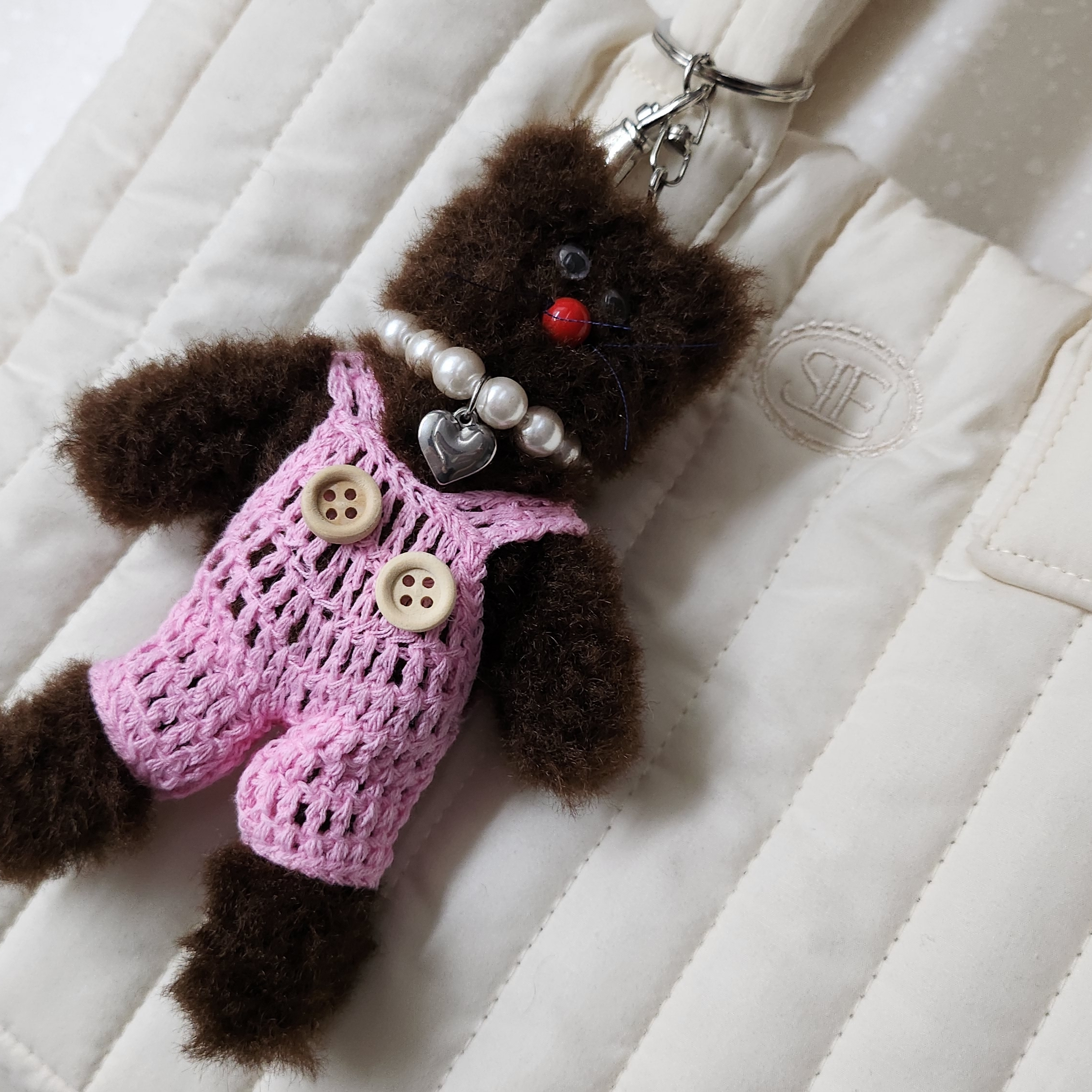Monamhee Bred Keyring with Pink Pants Brown 착용 스타일