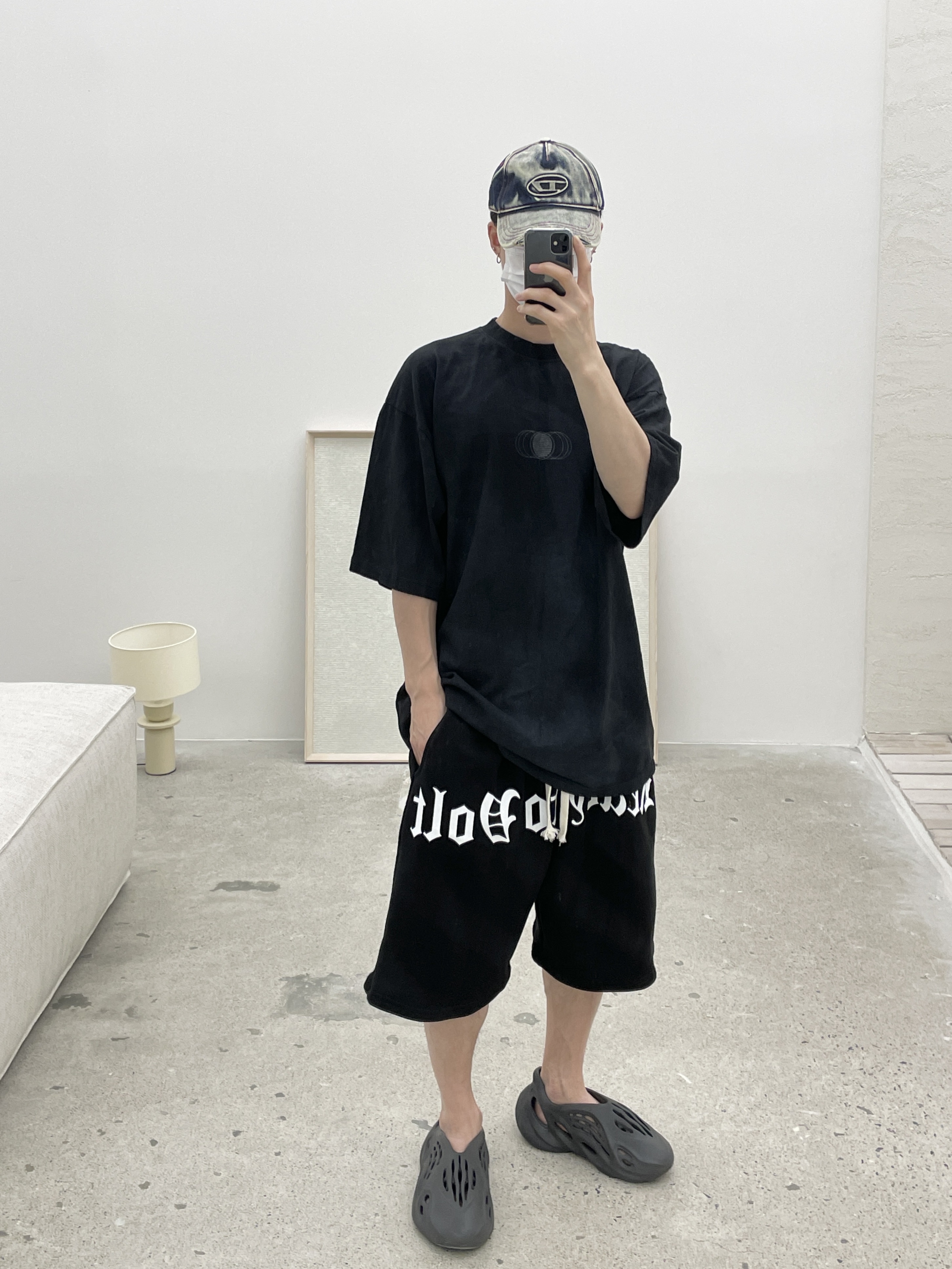 Diesel C-Seymon Treated Denim Baseball Cap Blue White, Adidas Yeezy Foam RNNR Onyx 착용 스타일