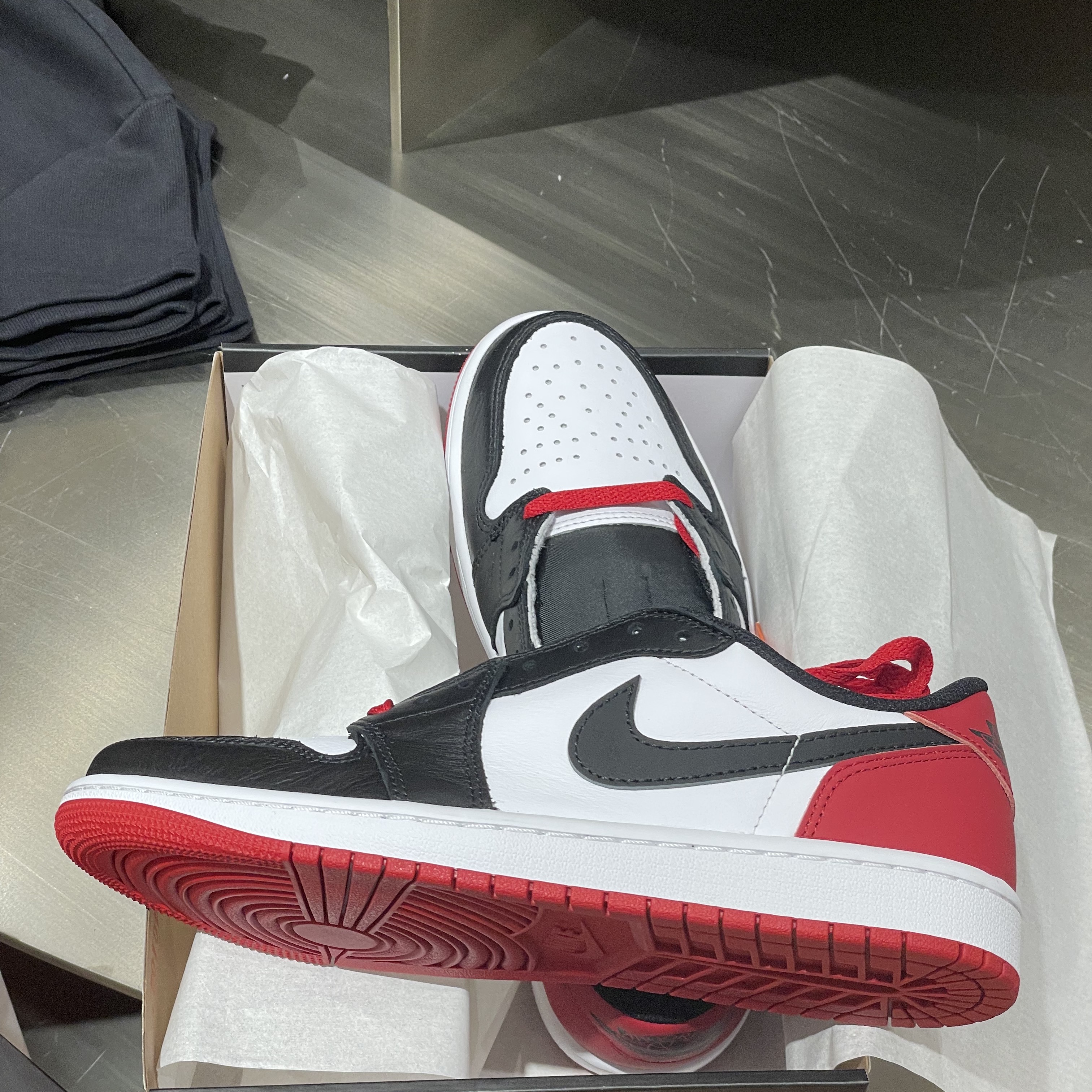 Jordan 1 Retro Low OG Black Toe 착용 스타일 - 3