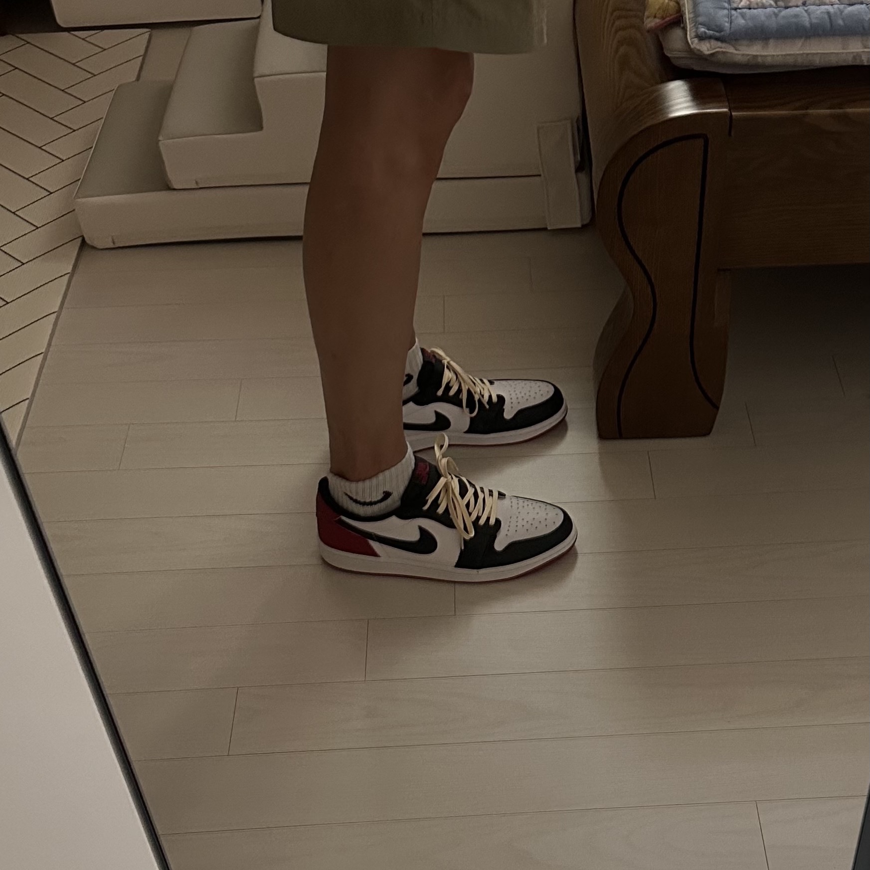 Jordan 1 Retro Low OG Black Toe 착용 스타일 - 2