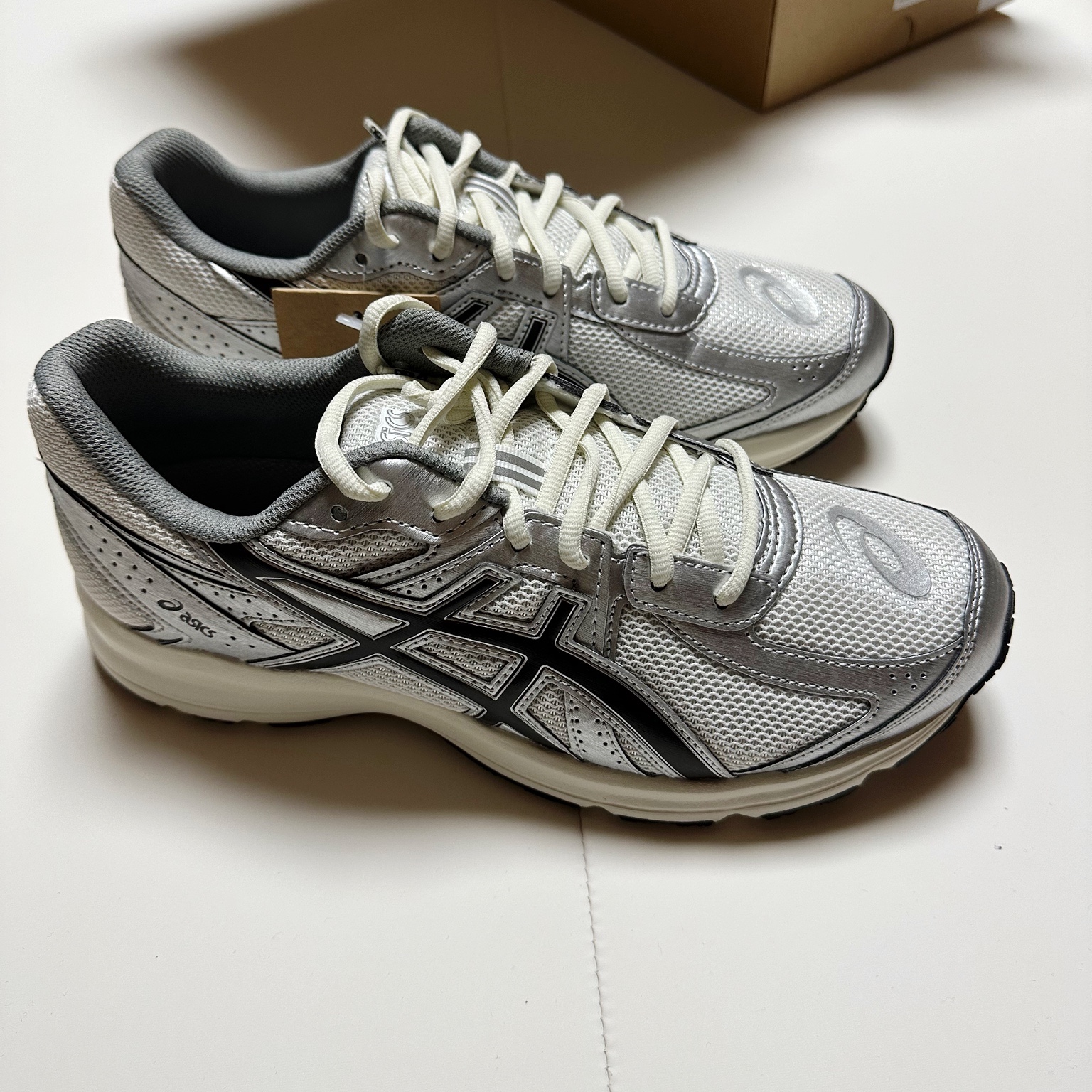 Asics Jog 100 S White Black - 2E Wide 착용 스타일 - 2