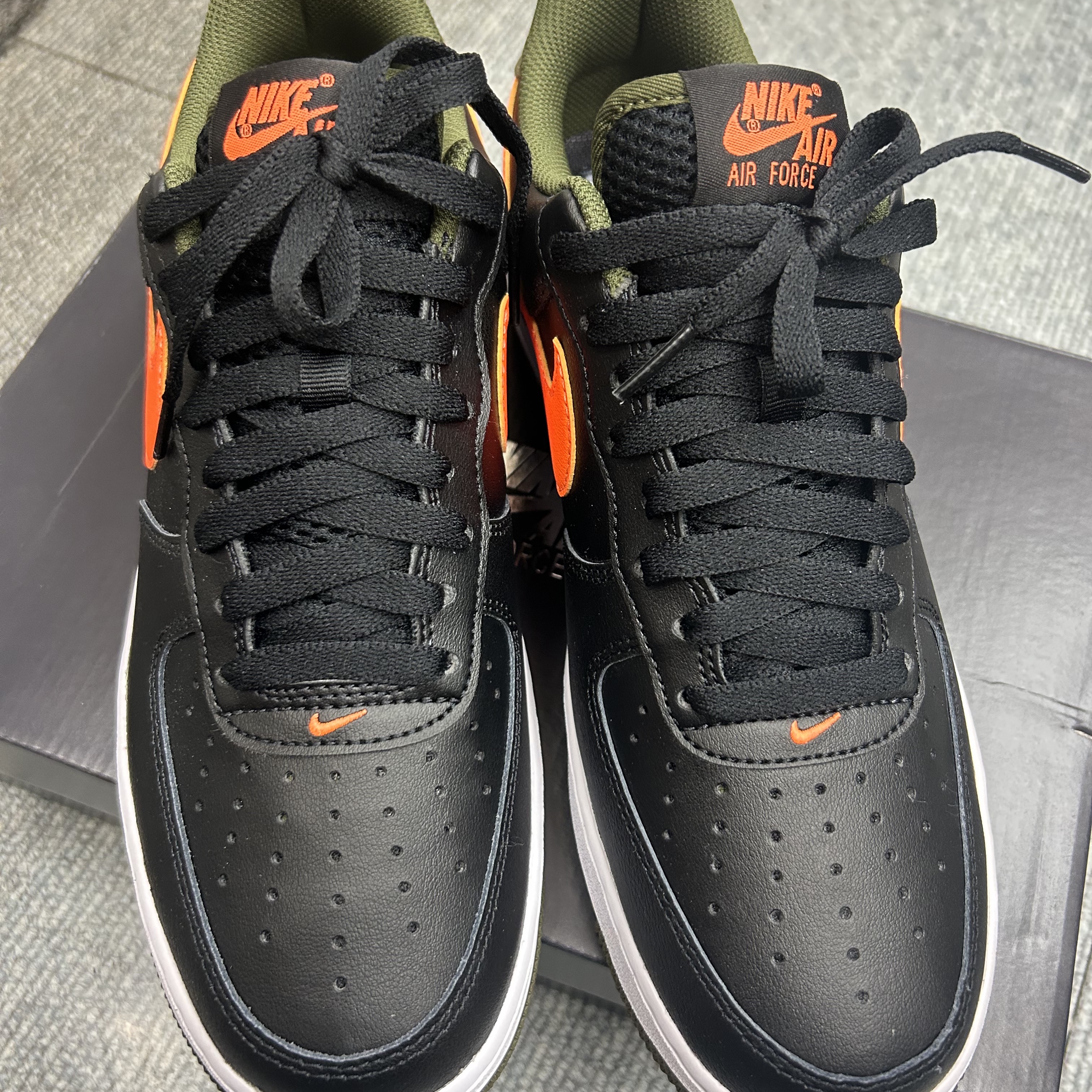 Nike Air Force 1 '07 LV8 Black Total Orange 착용 스타일