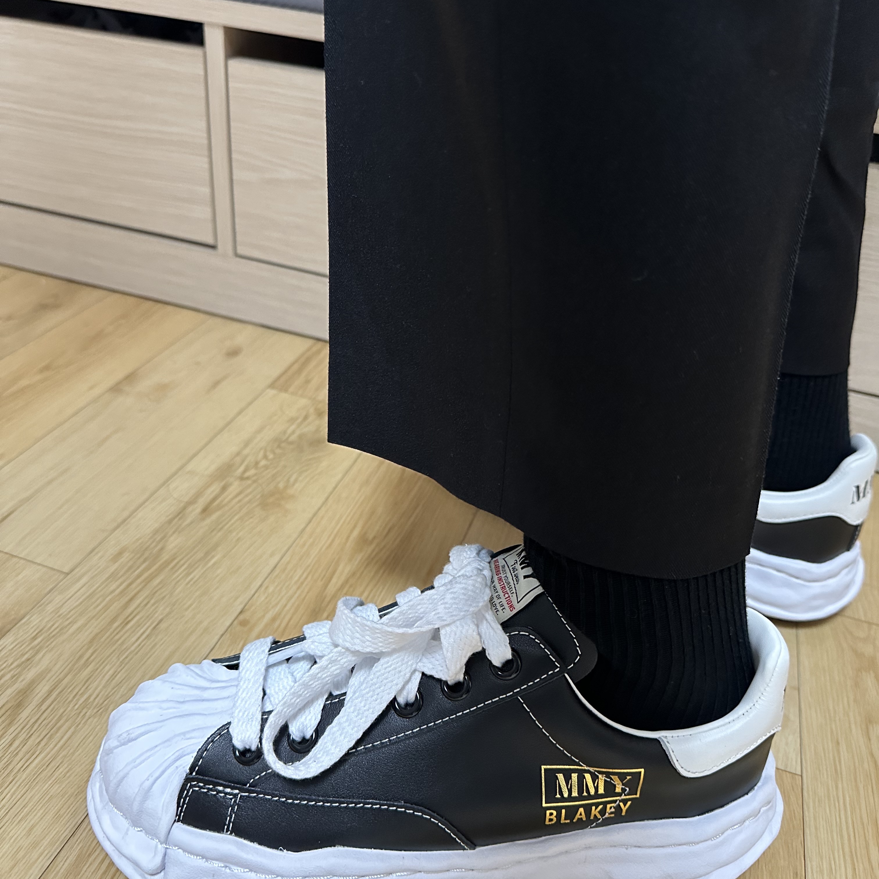Maison Mihara Yasuhiro Blakey OG Sole Leather Low-top Sneakers Black 착용 스타일 - 2