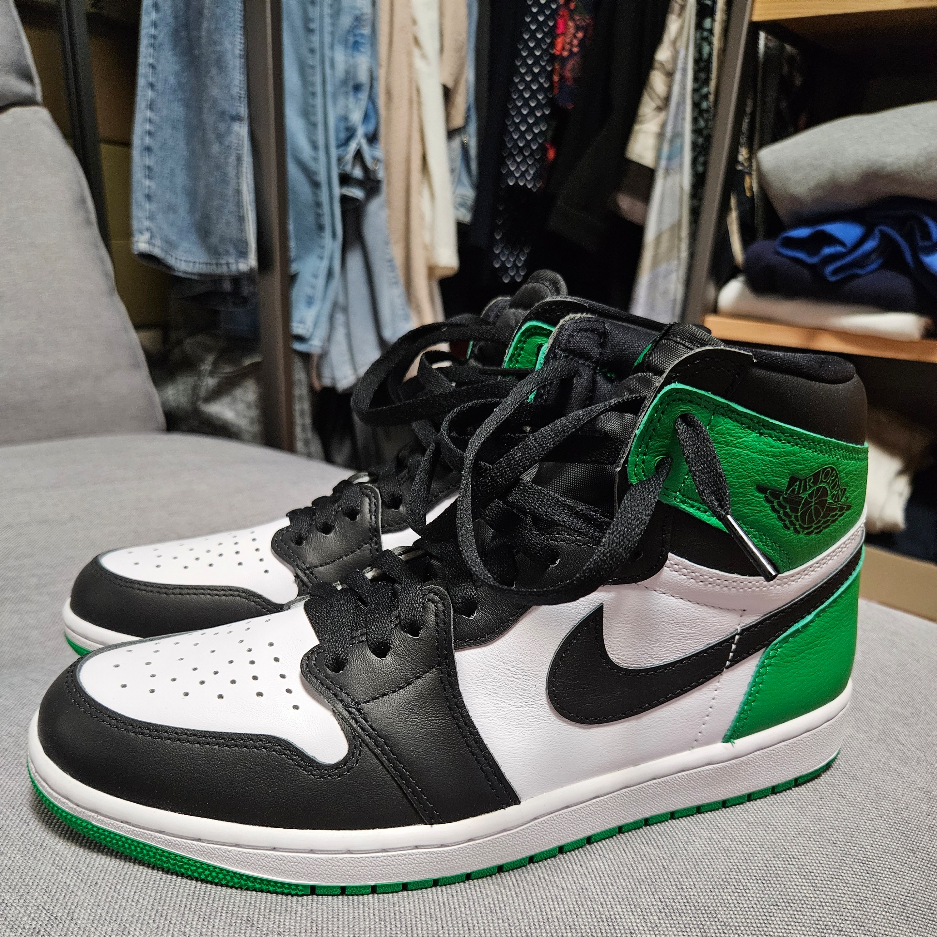Jordan 1 Retro High OG Black and Lucky Green 착용 스타일