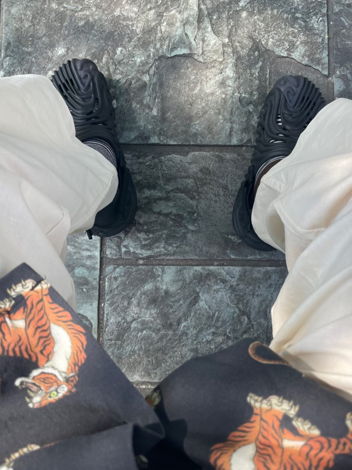Crocs x Salehe Bembury Pollex Clog Sasquatch 착용 스타일