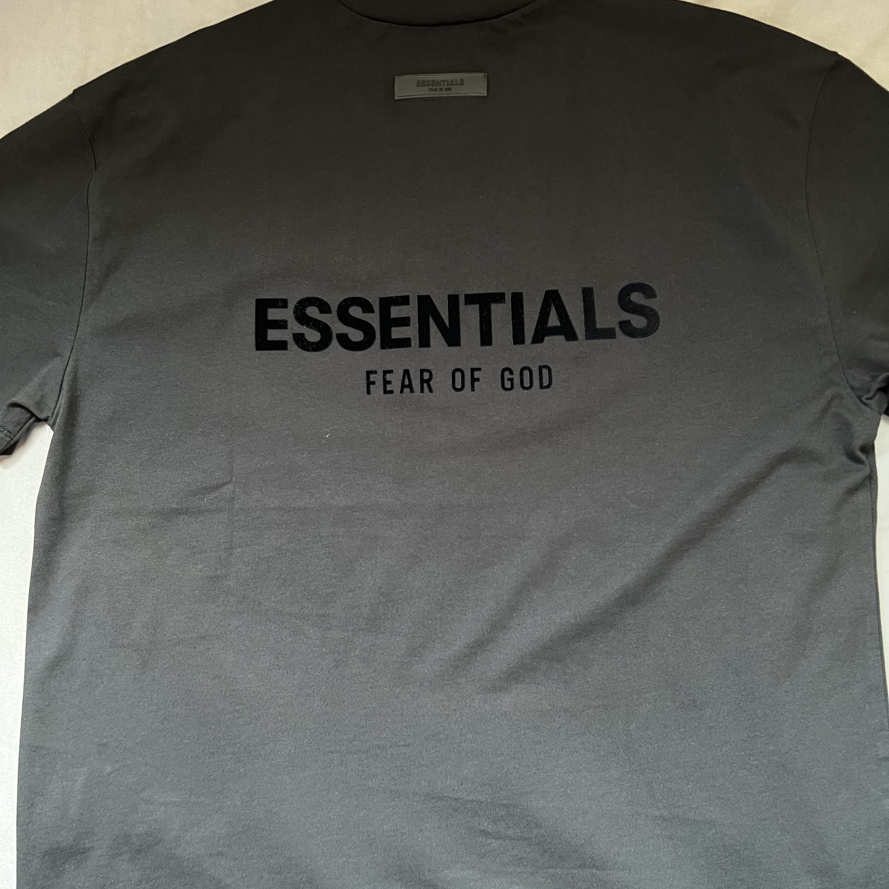 Essentials The Core Collection T-Shirt Stretch Limo 착용 스타일 - 1