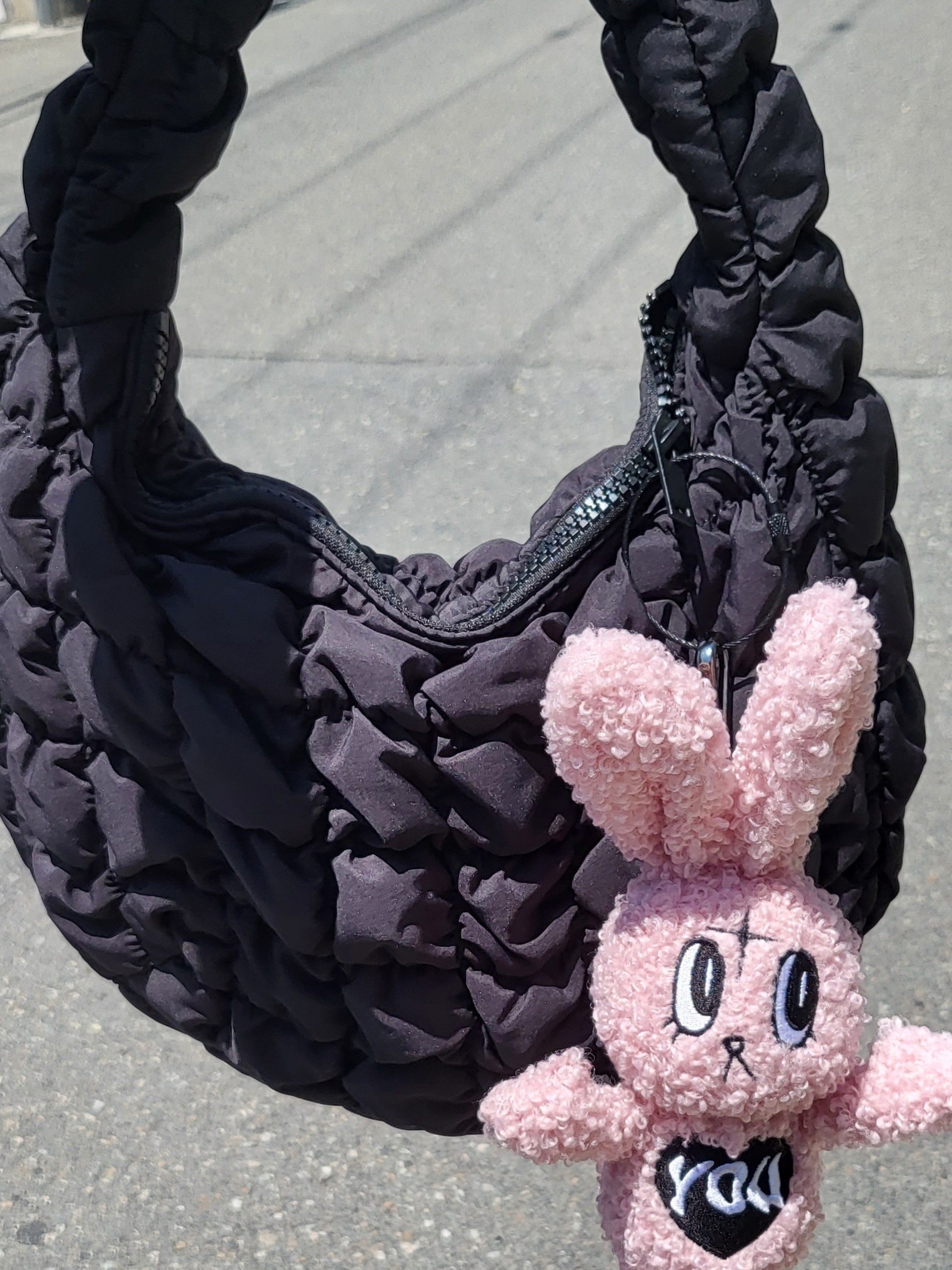 COS Quilted Mini Bag Black 착용 스타일 - 3