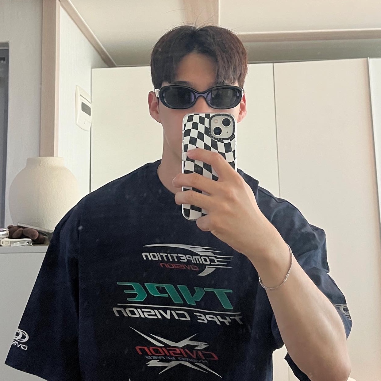 Gentle Monster x Maison Margiela MM004 Black Black, [KREAM 단독] Civision by CSC Hybrid Multi Logo T-Shirt Dirty Ver. Dark Navy 착용 스타일 - 3