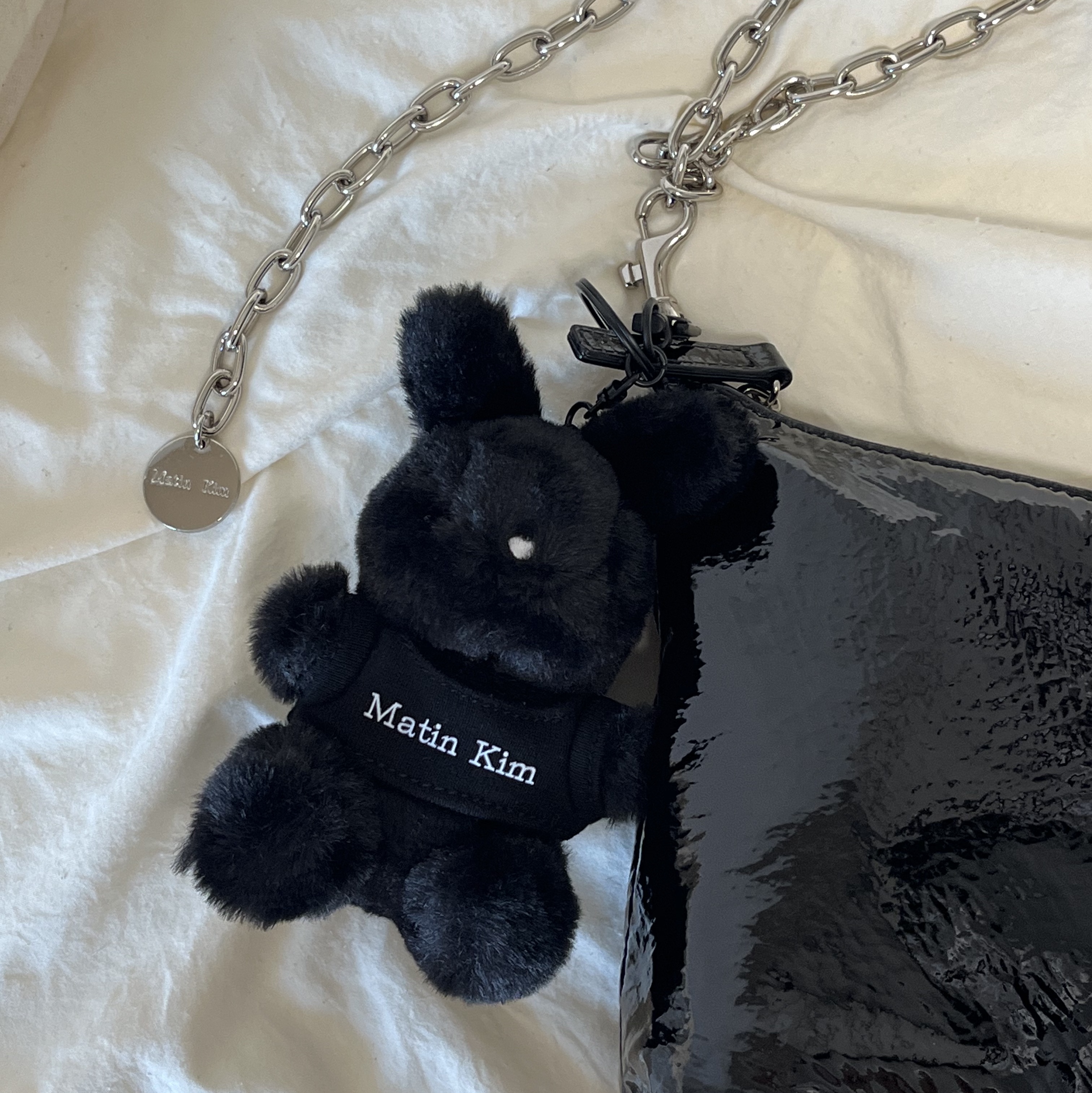 Matin Kim Black Bunny Toy Keyring Black 착용 스타일 - 1