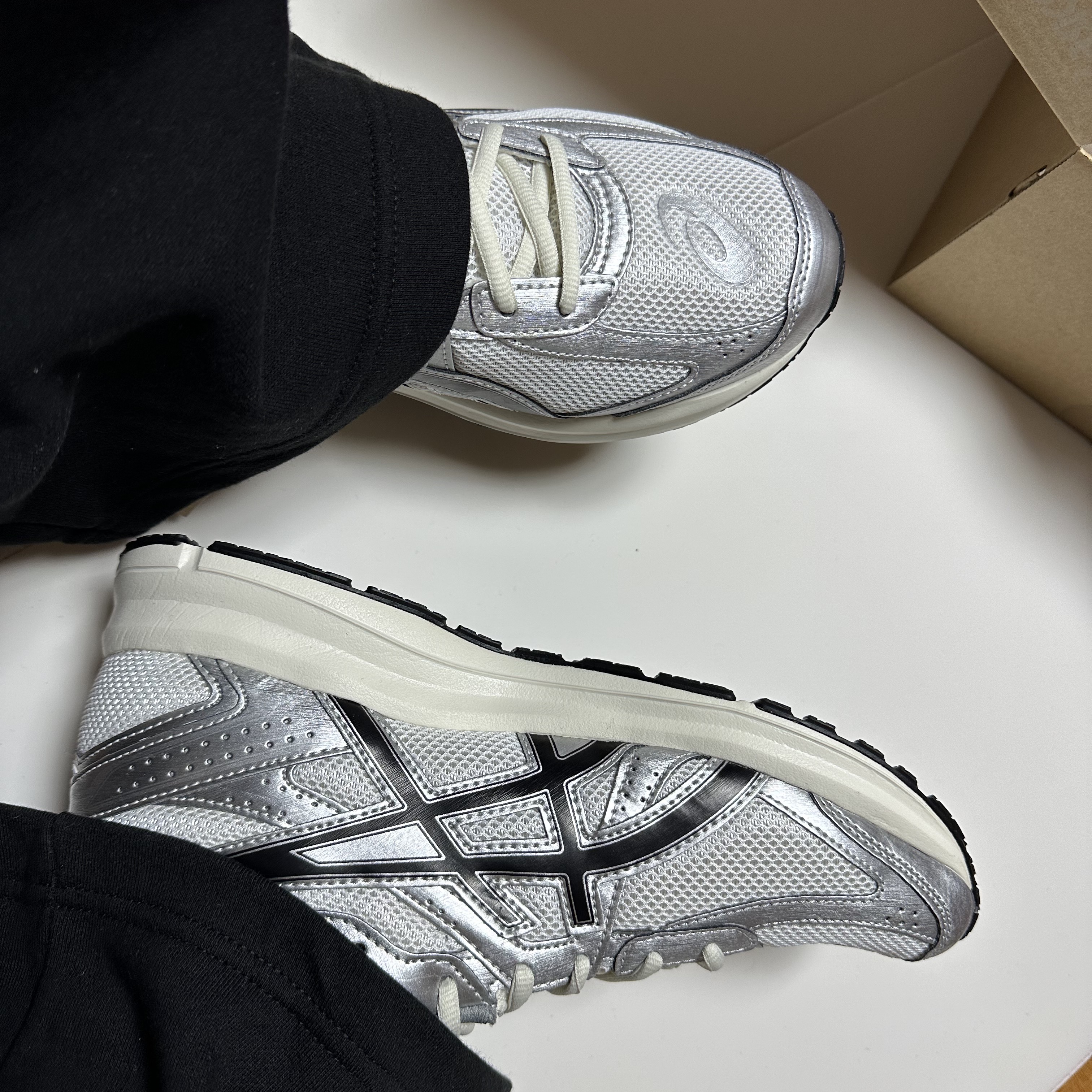 Asics Jog 100 S White Black - 2E Wide 착용 스타일 - 4