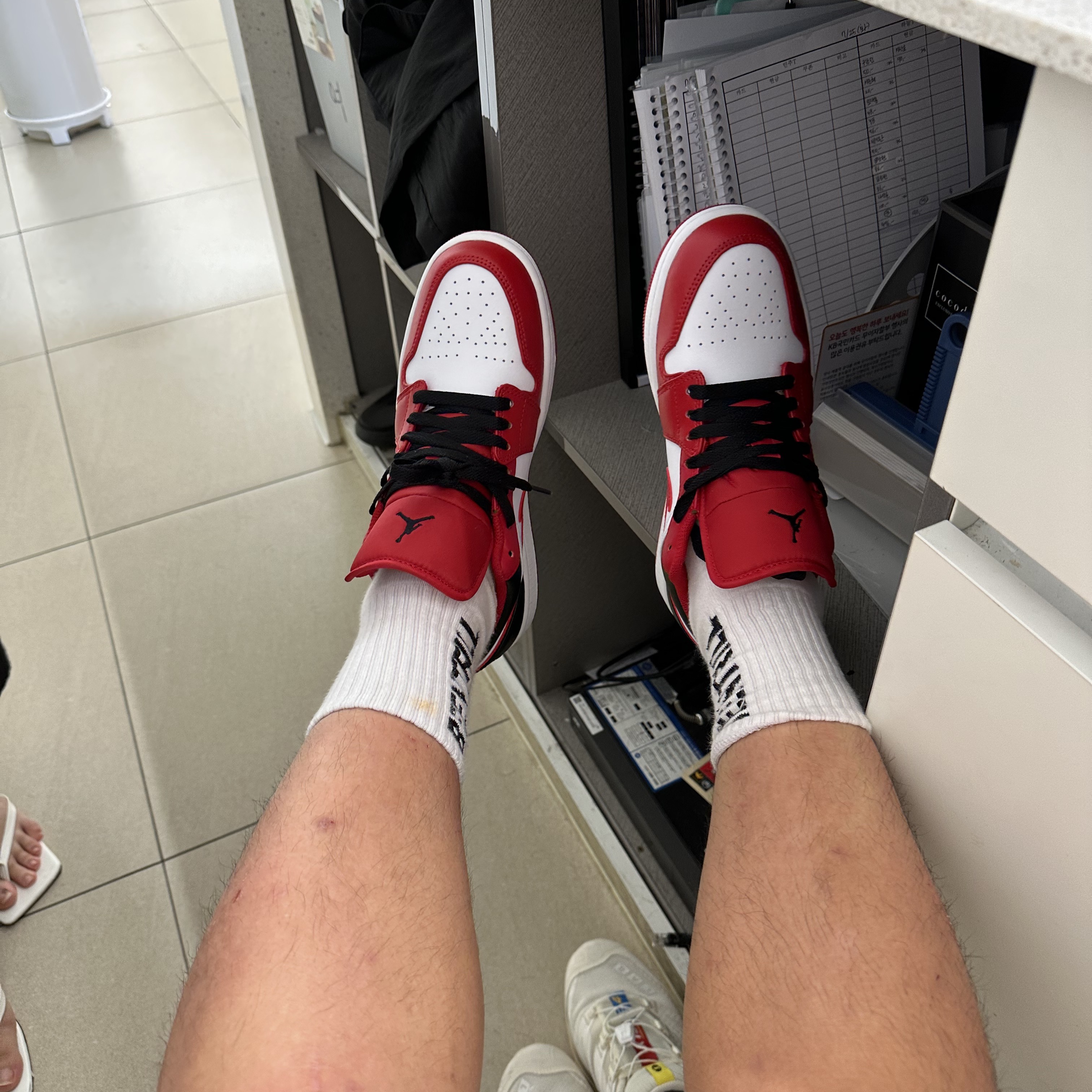 Jordan 1 Low White Gym Red Black 착용 스타일