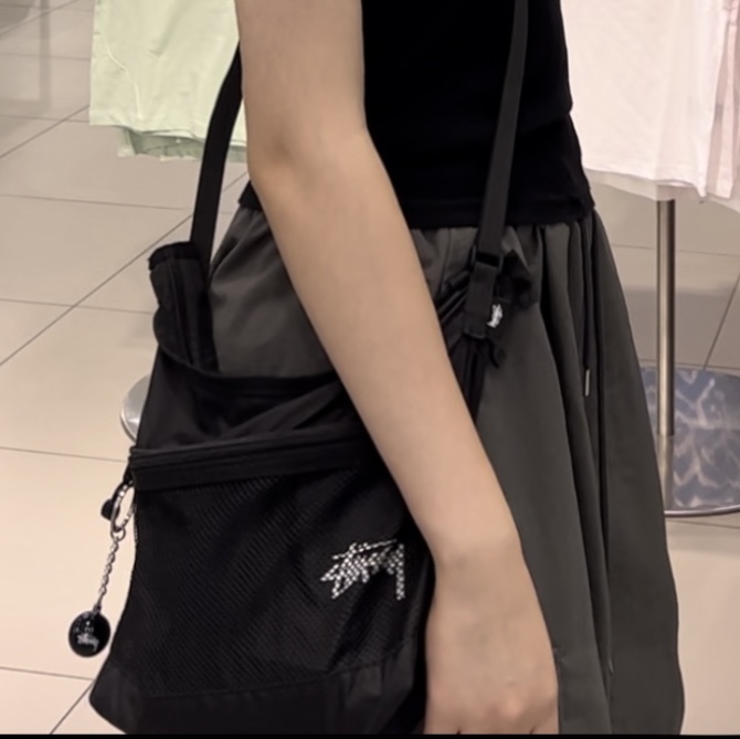 Stussy 8 Ball Keychain Black 착용 스타일