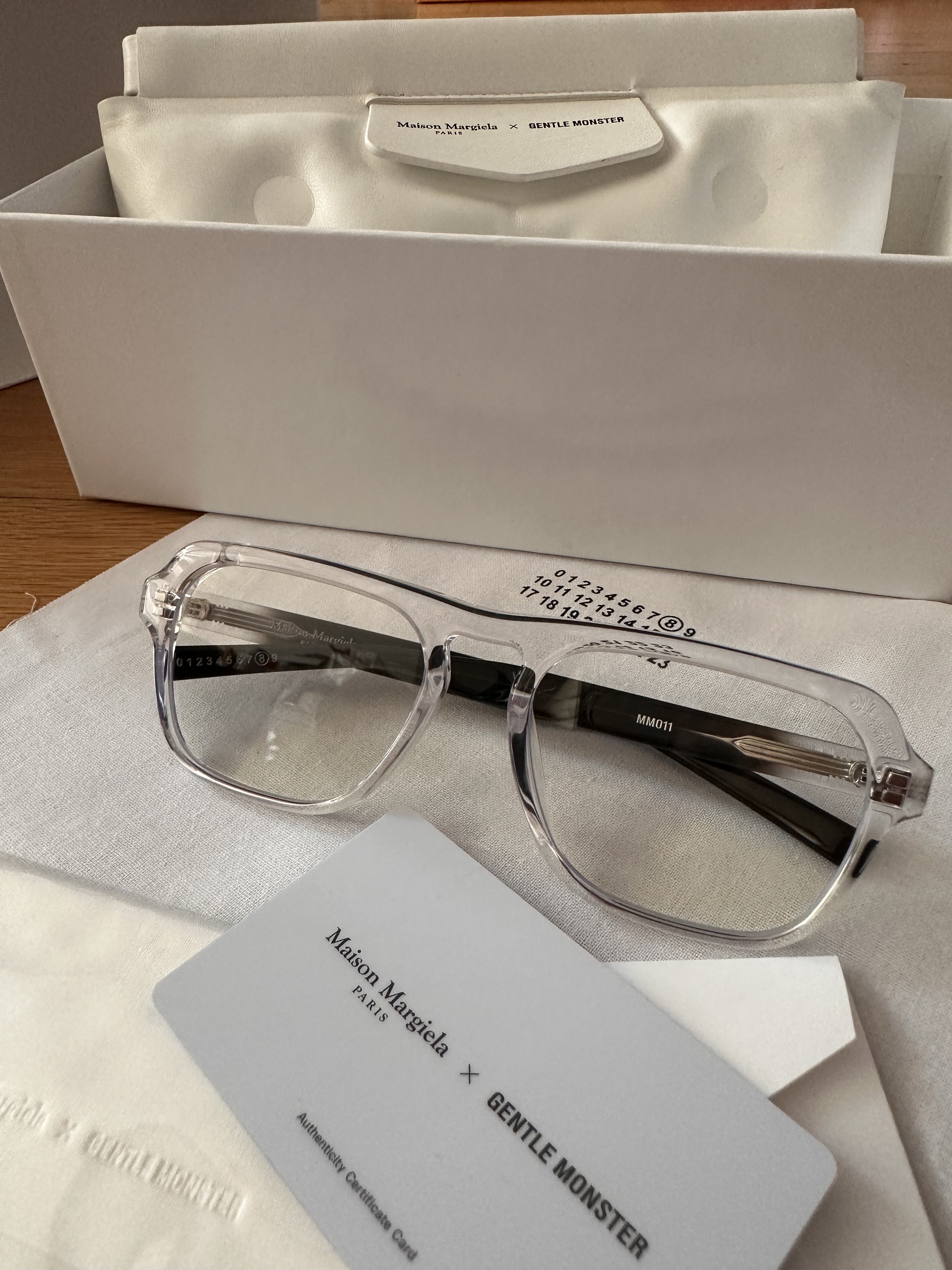 Gentle Monster x Maison Margiela MM011 Clear Black Gradient 착용 스타일