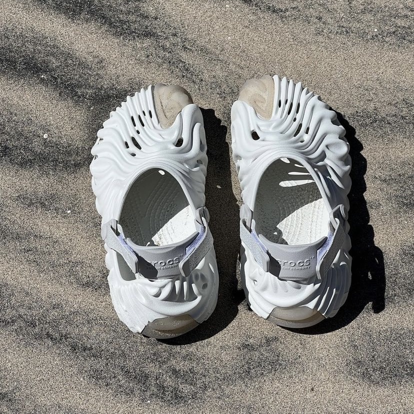 Crocs x Salehe Bembury Pollex Clog Stratus 착용 스타일
