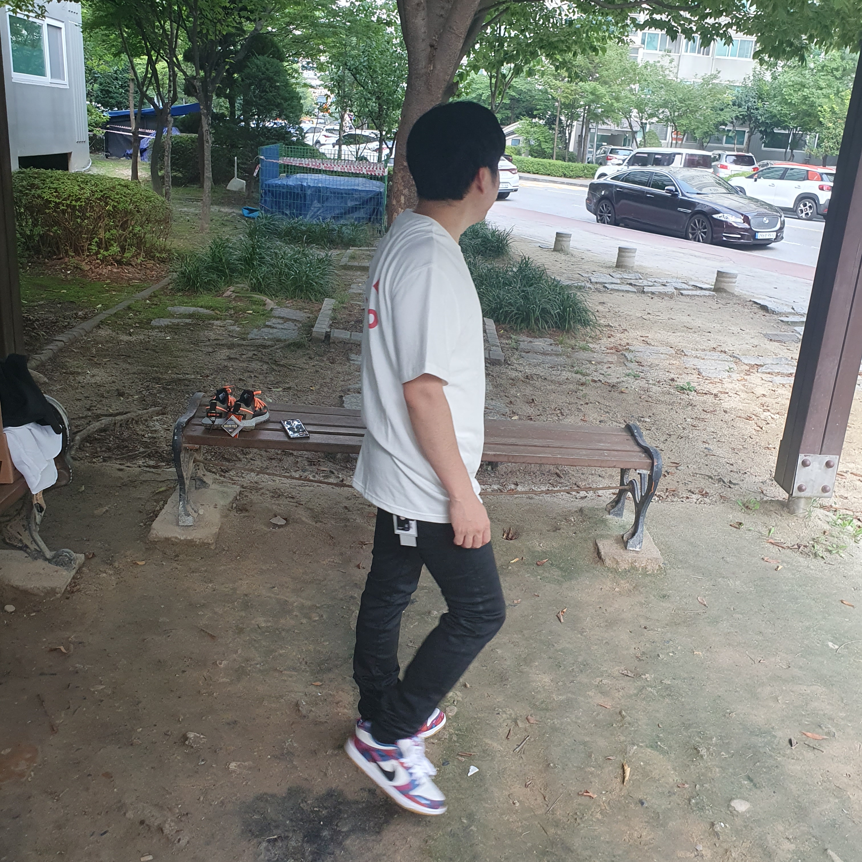 Undermycar Sticky Dirty Paint Coating Slim Fit Black Jeans Bristol Black - 23SS, IAB Studio T-Shirt White - The Hyundai Seoul Exclusive 착용 스타일 - 1