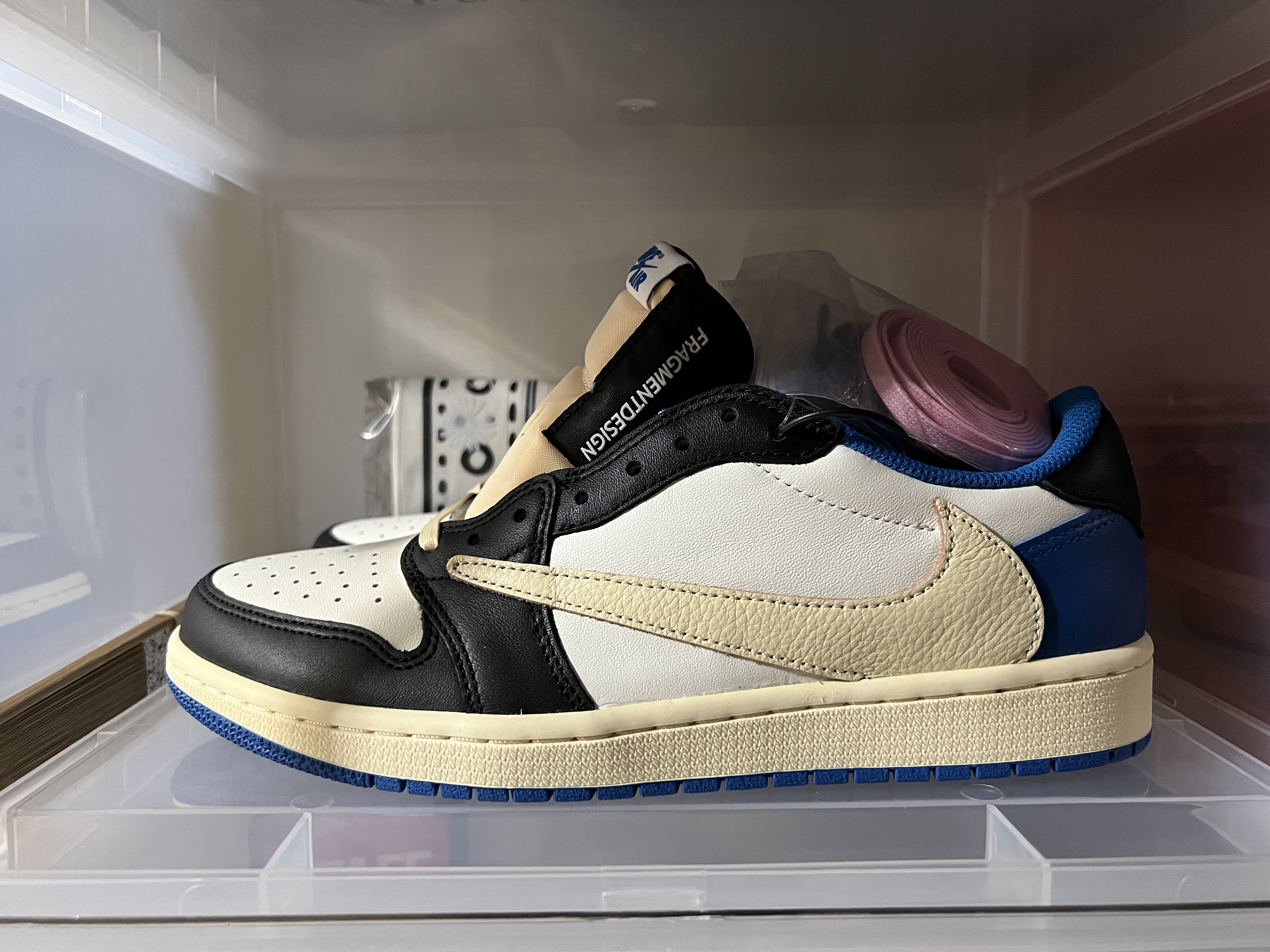 Jordan 1 x Travis Scott x Fragment Retro Low OG SP Military Blue 착용 스타일 - 1