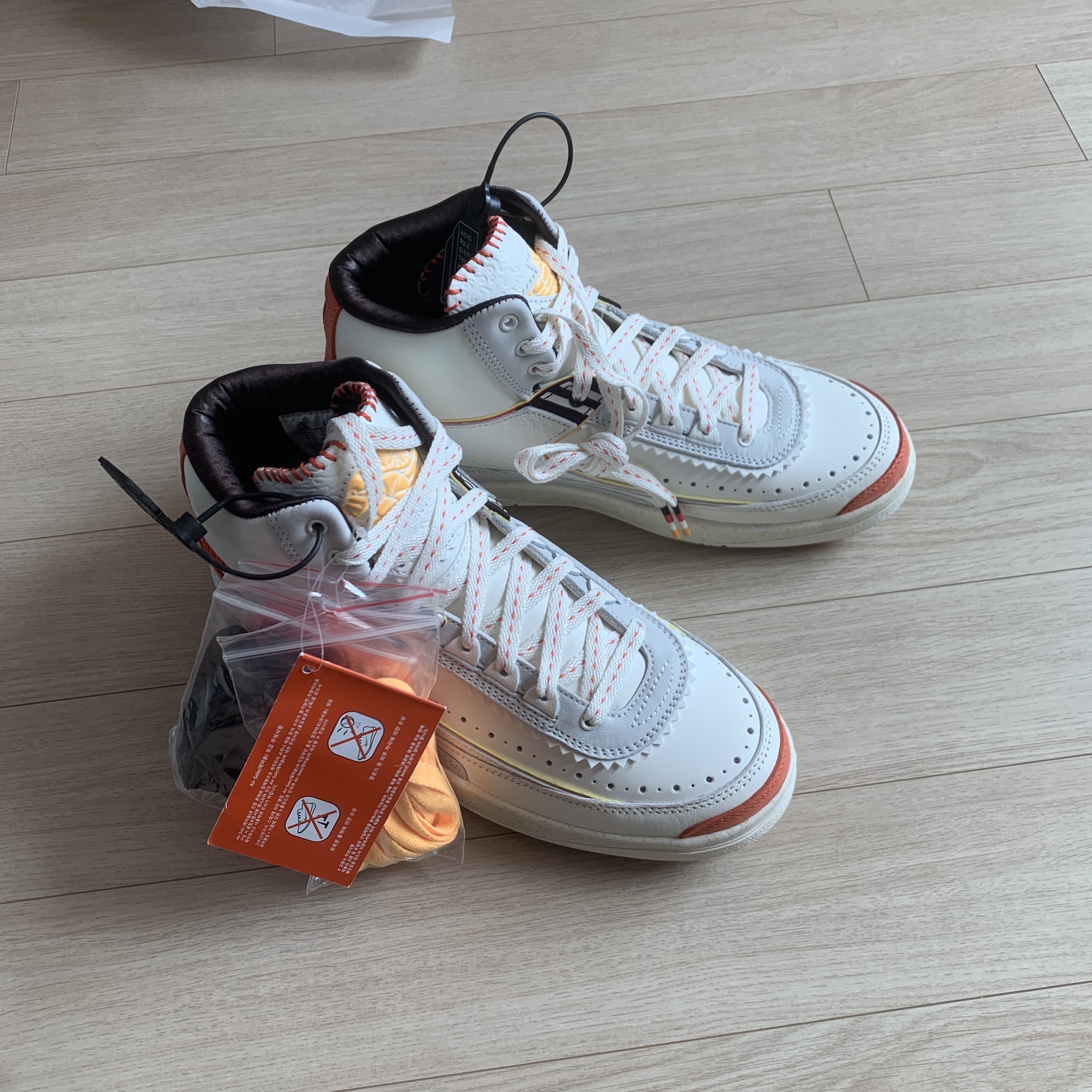 Jordan 2 x Maison Chateau Rouge Retro SP Orange and Sail 착용 스타일 - 4