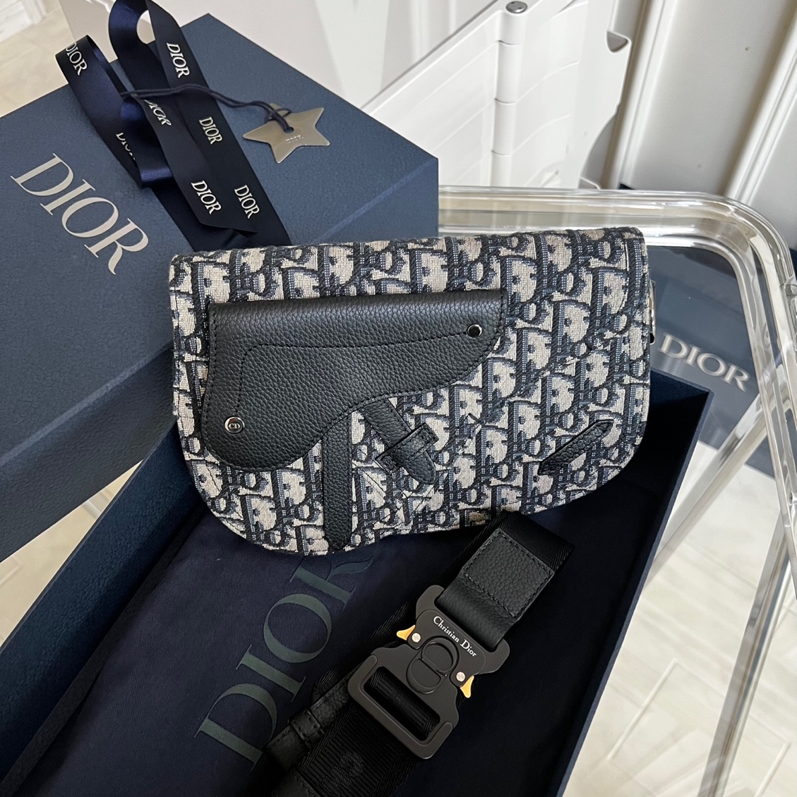 Dior Saddle Pouch Beige & Black Dior Oblique Jacquard 착용 스타일