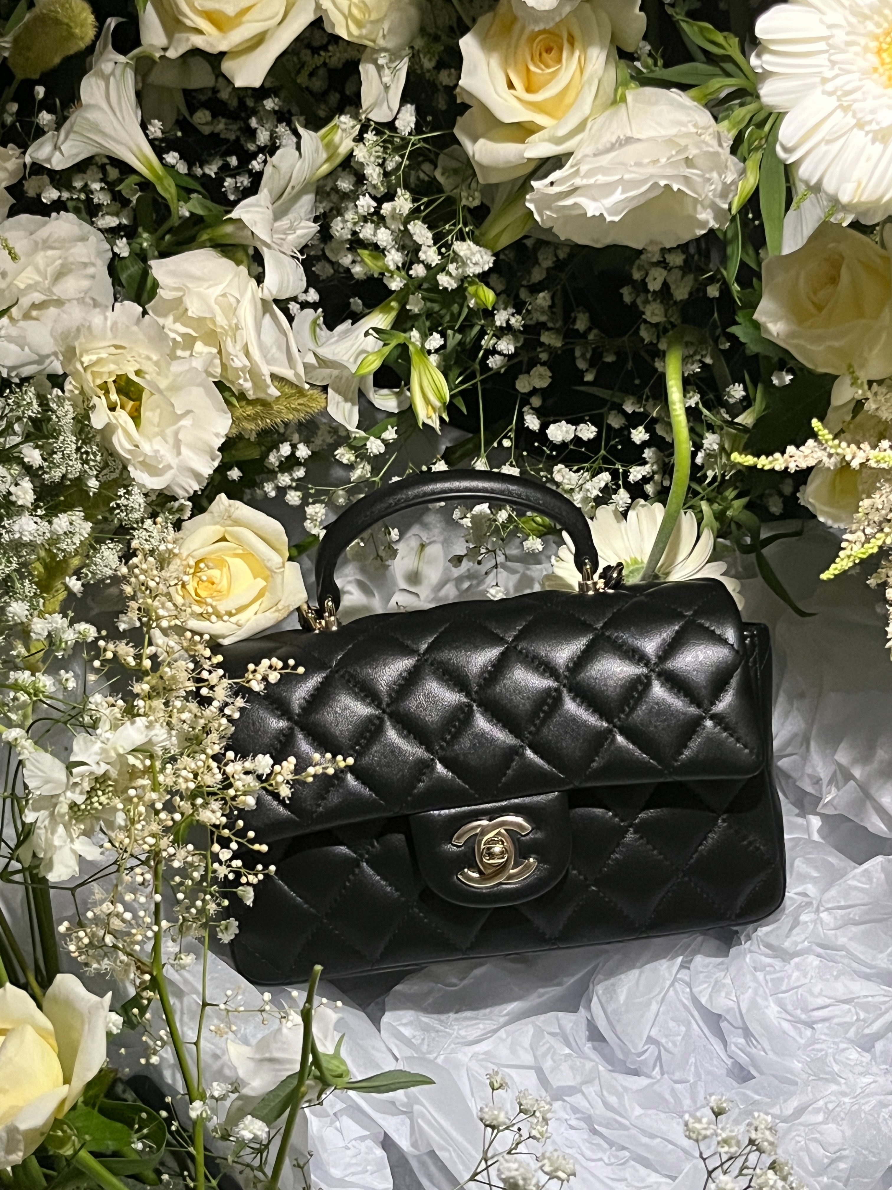 Chanel Mini Flap Bag with Top Handle Lambskin & Gold Black 착용 스타일