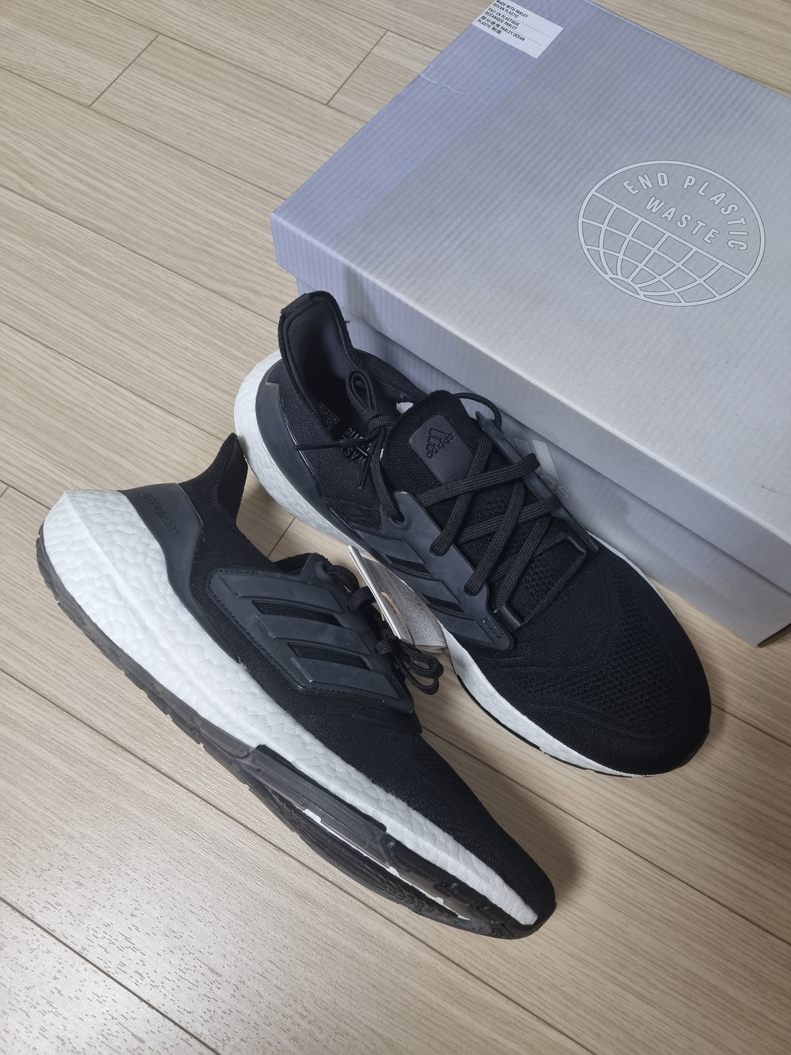 Adidas UltraBoost 22 Black White 착용 스타일