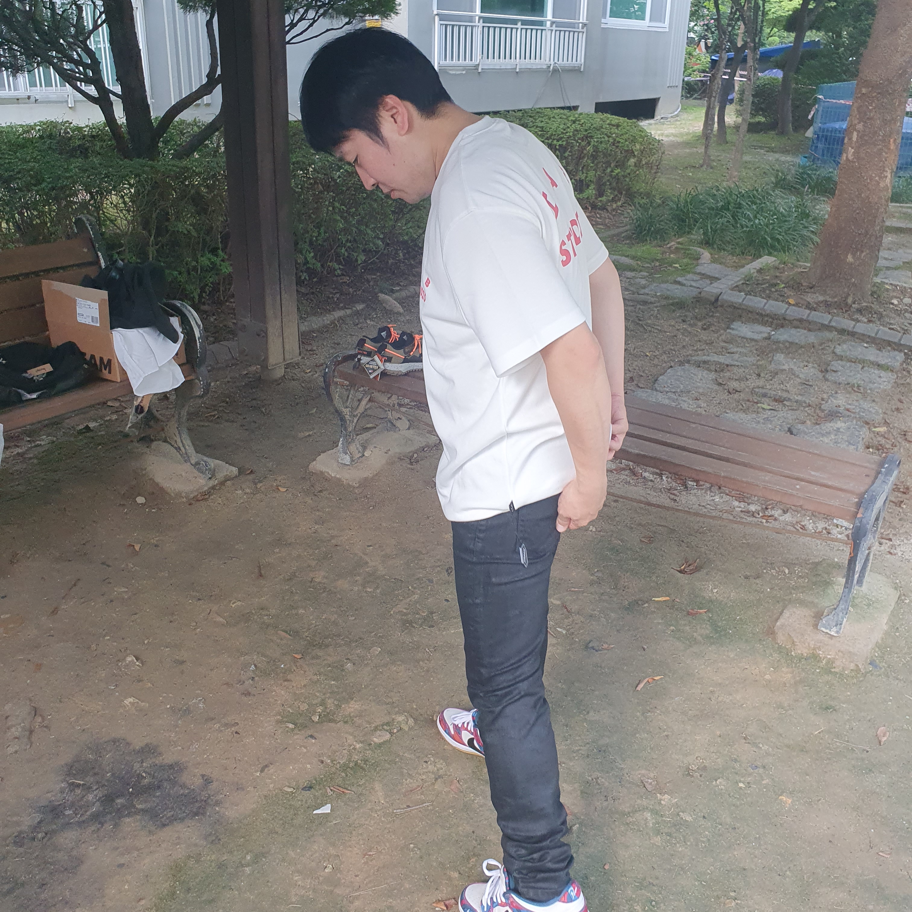 Undermycar Sticky Dirty Paint Coating Slim Fit Black Jeans Bristol Black - 23SS, IAB Studio T-Shirt White - The Hyundai Seoul Exclusive 착용 스타일 - 3