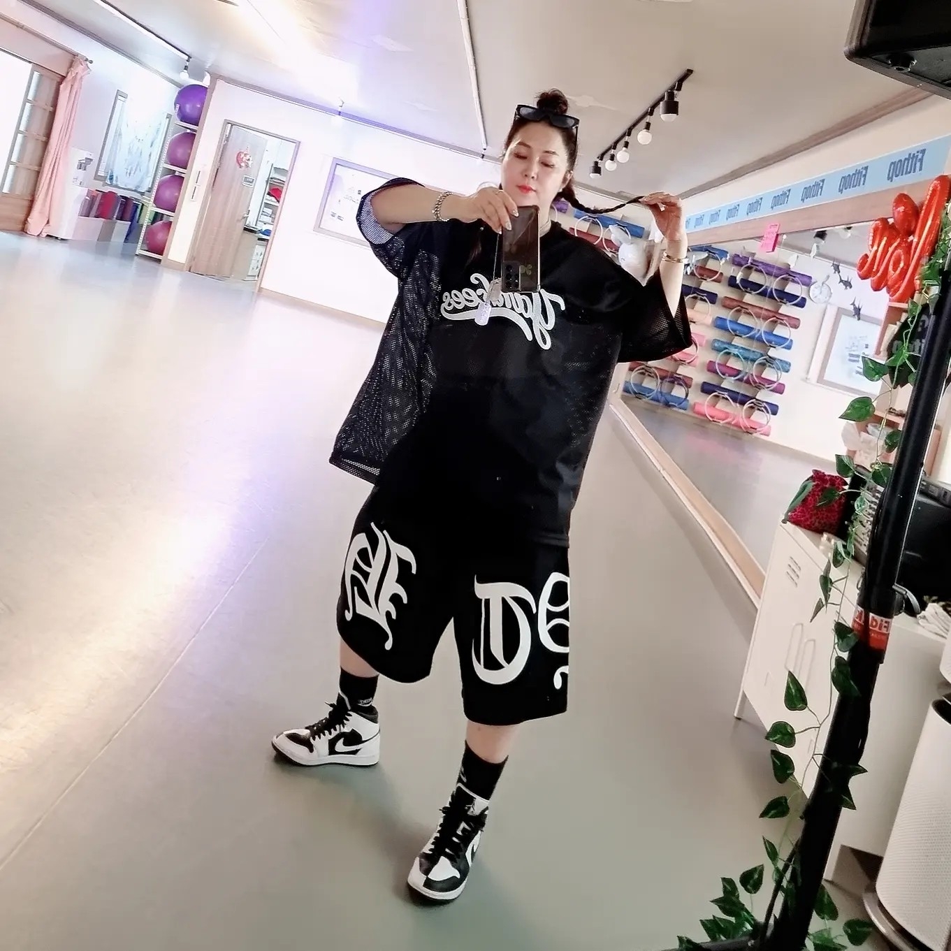 (W) Jordan 1 Mid SE Black White 착용 스타일 - 1