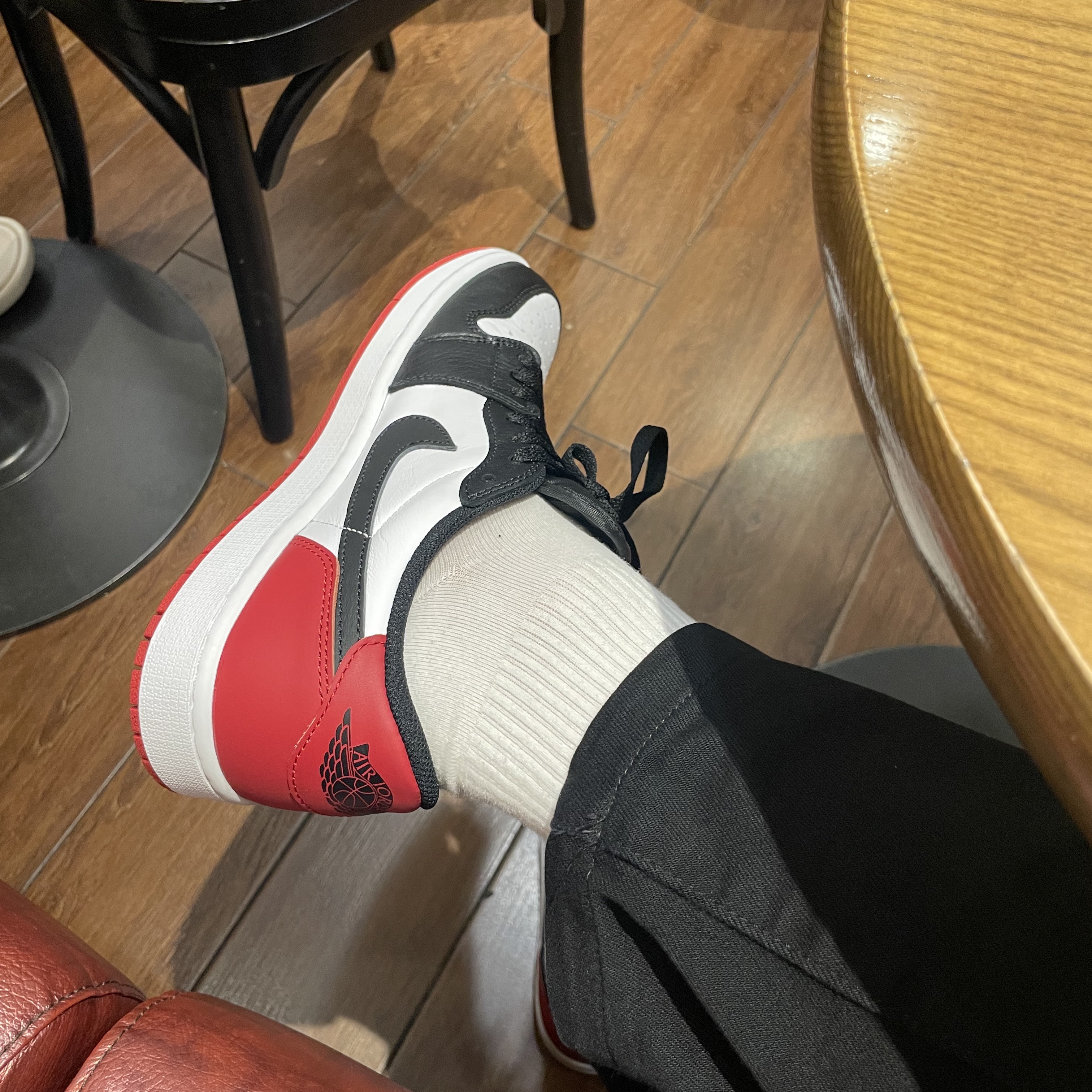 Jordan 1 Retro Low OG Black Toe, (GS) Jordan 1 Retro Low OG Black Toe 착용 스타일 - 4